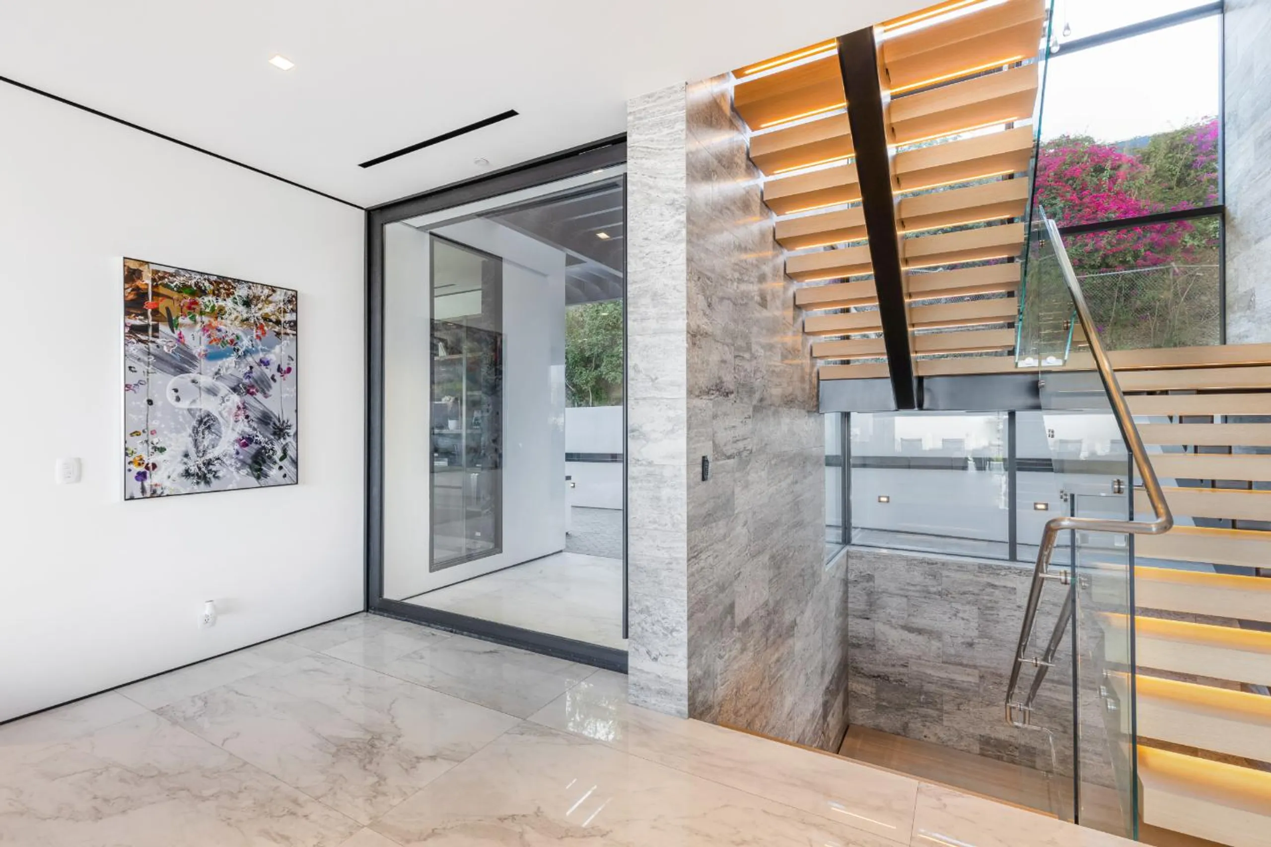 Stunning Bird Street Modern Estate with Infinity Pool and Views — photograph 8