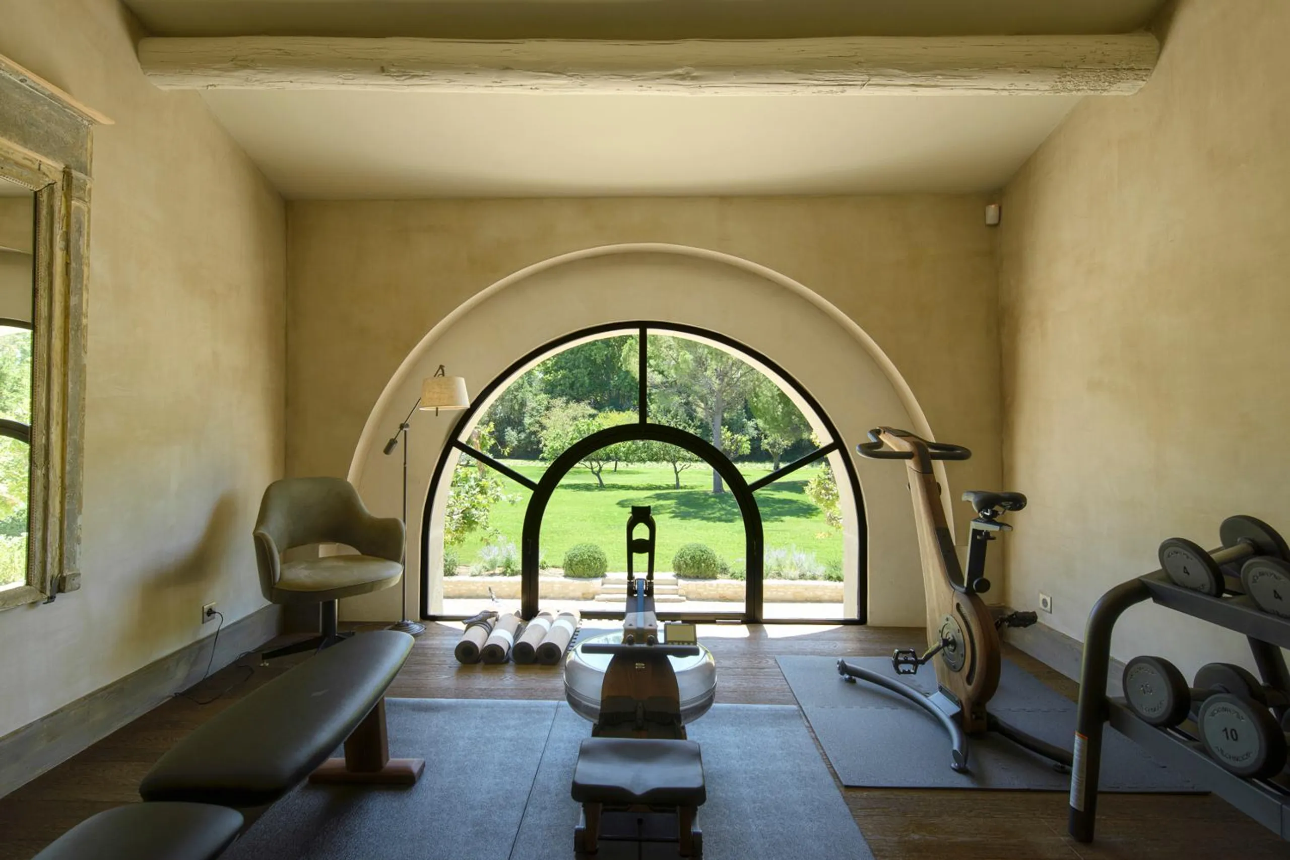 Serene Splendor Retreat with Poolside and Mountain Views — photograph 9