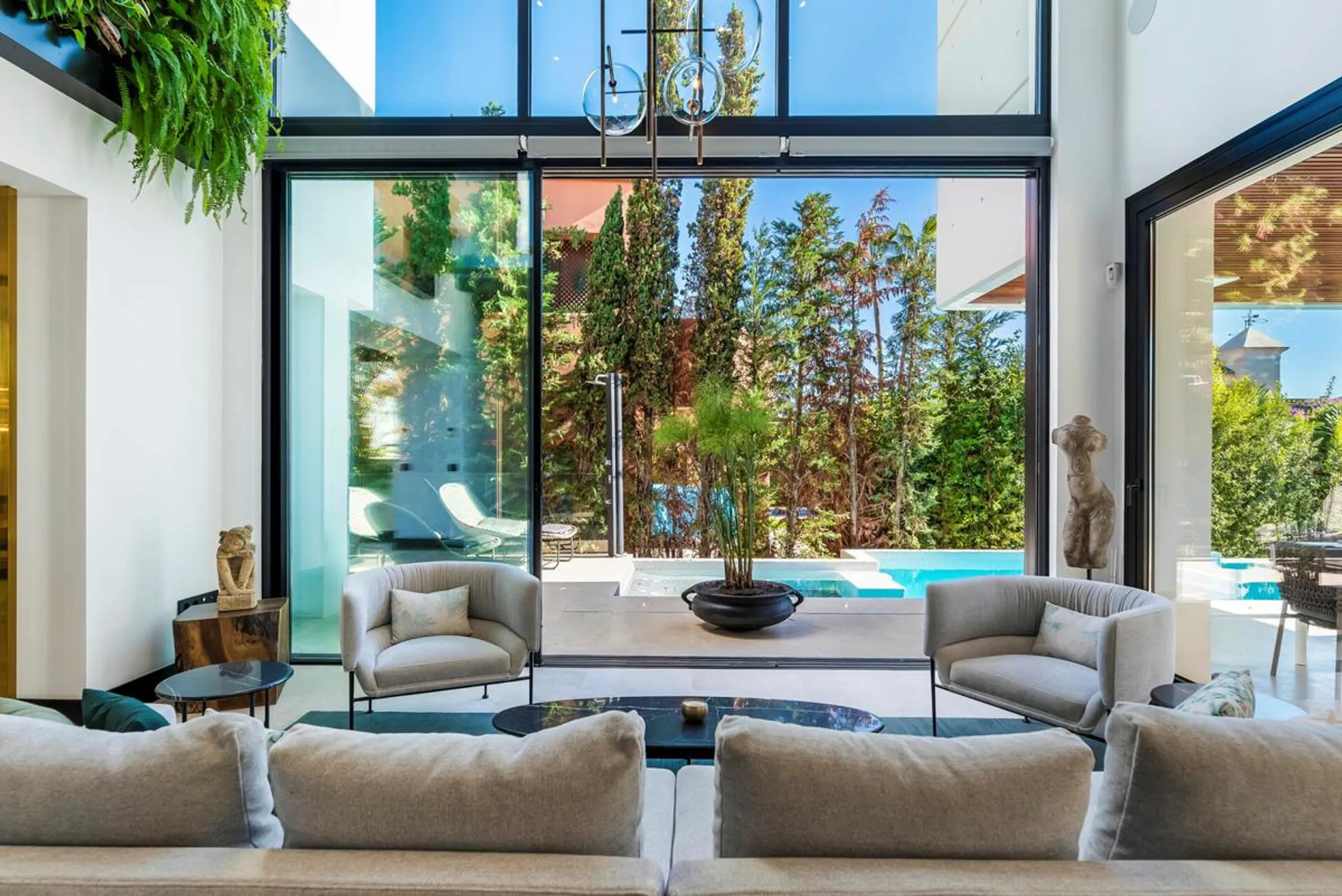 Opulent Modern Villa with Infinity Pool, Rooftop Terrace, and Stunning Views in Marbella — photograph 6