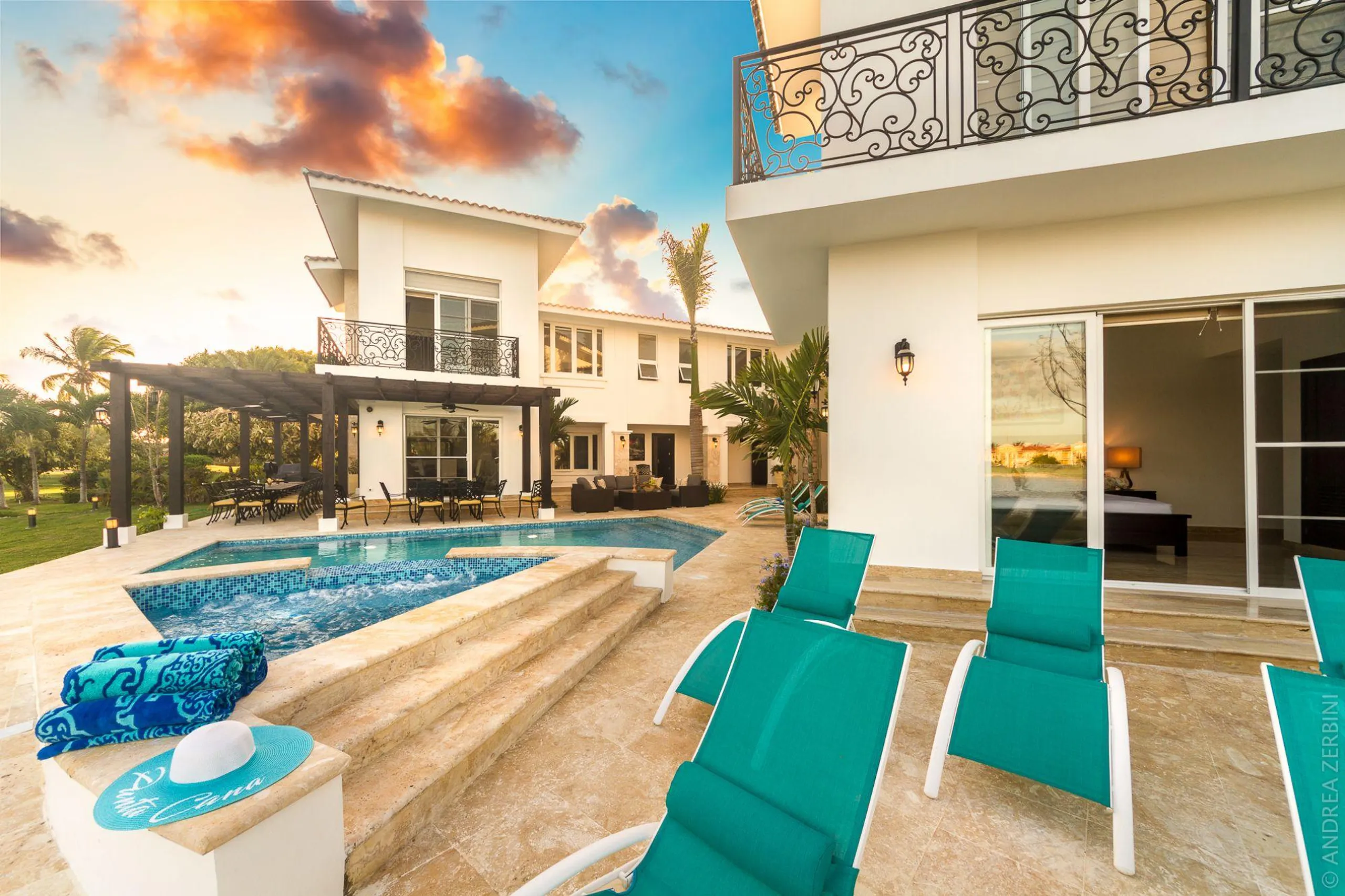 Majestic State of the Art Villa with Private Heated Pool, Jacuzzi and Lake Views — photograph 7