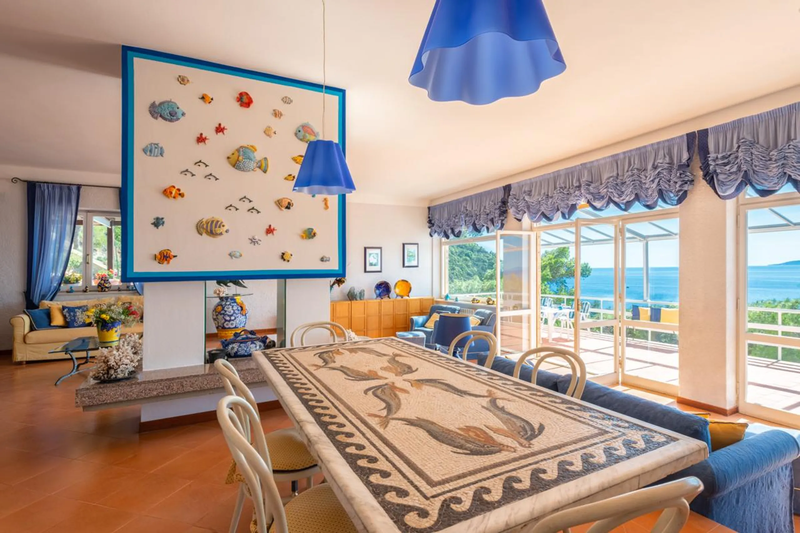 Resplendent Cliffside Villa with Magnificent Ocean Views and Patio — photograph 7