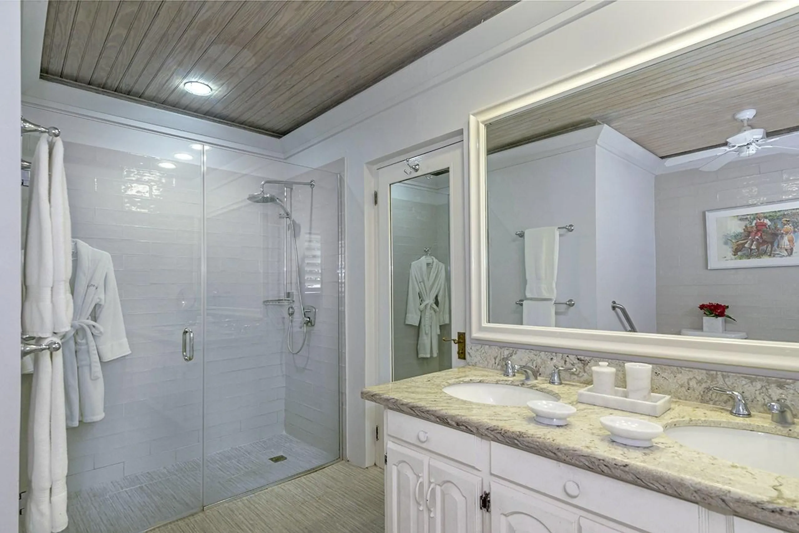 Elegant Beachfront Villa in Montego Bay with Private Pool and Hot Tub — photograph 11