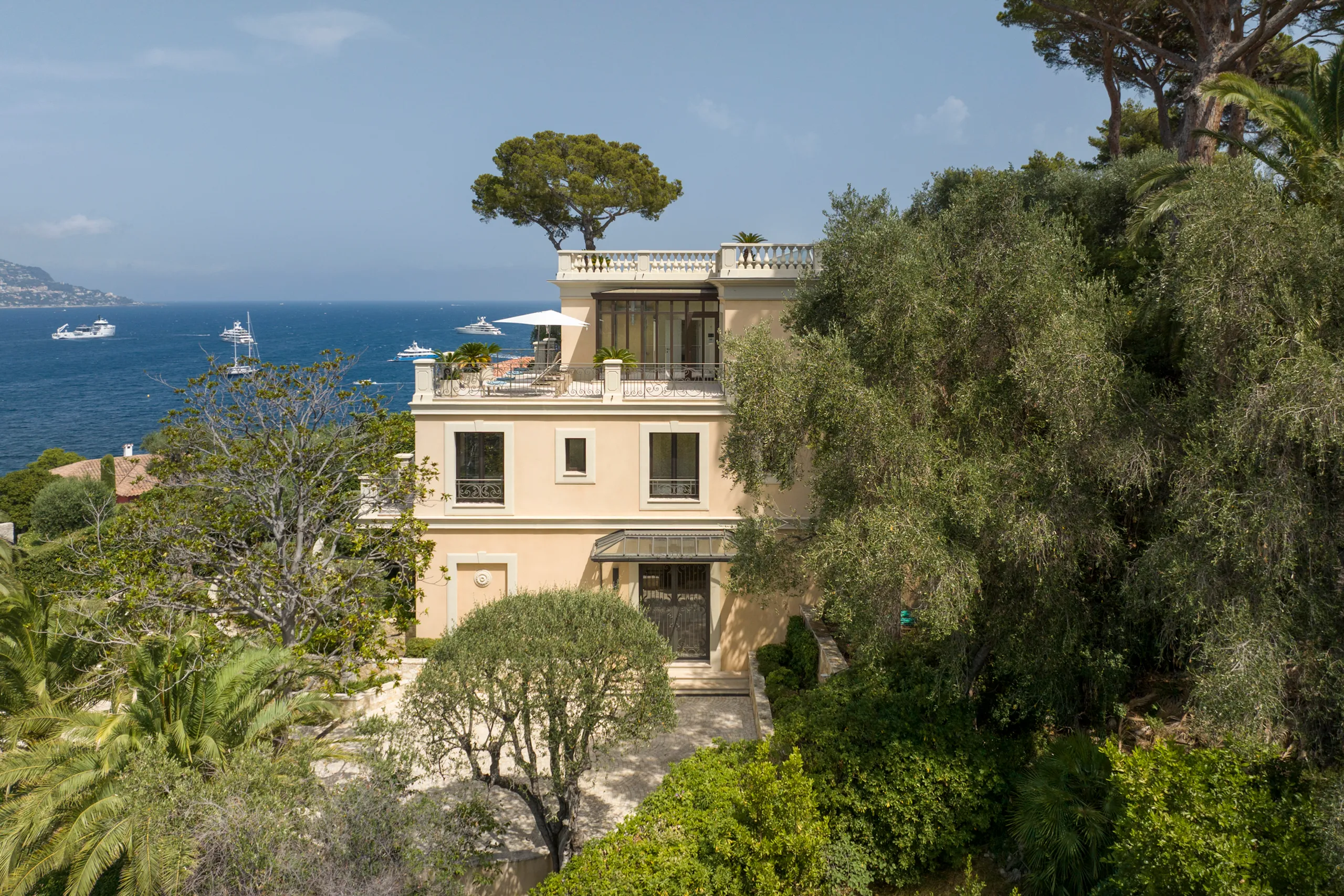 Lavish Modern-Contemporary Villa with Heated Pool and Sea Access — photograph 6