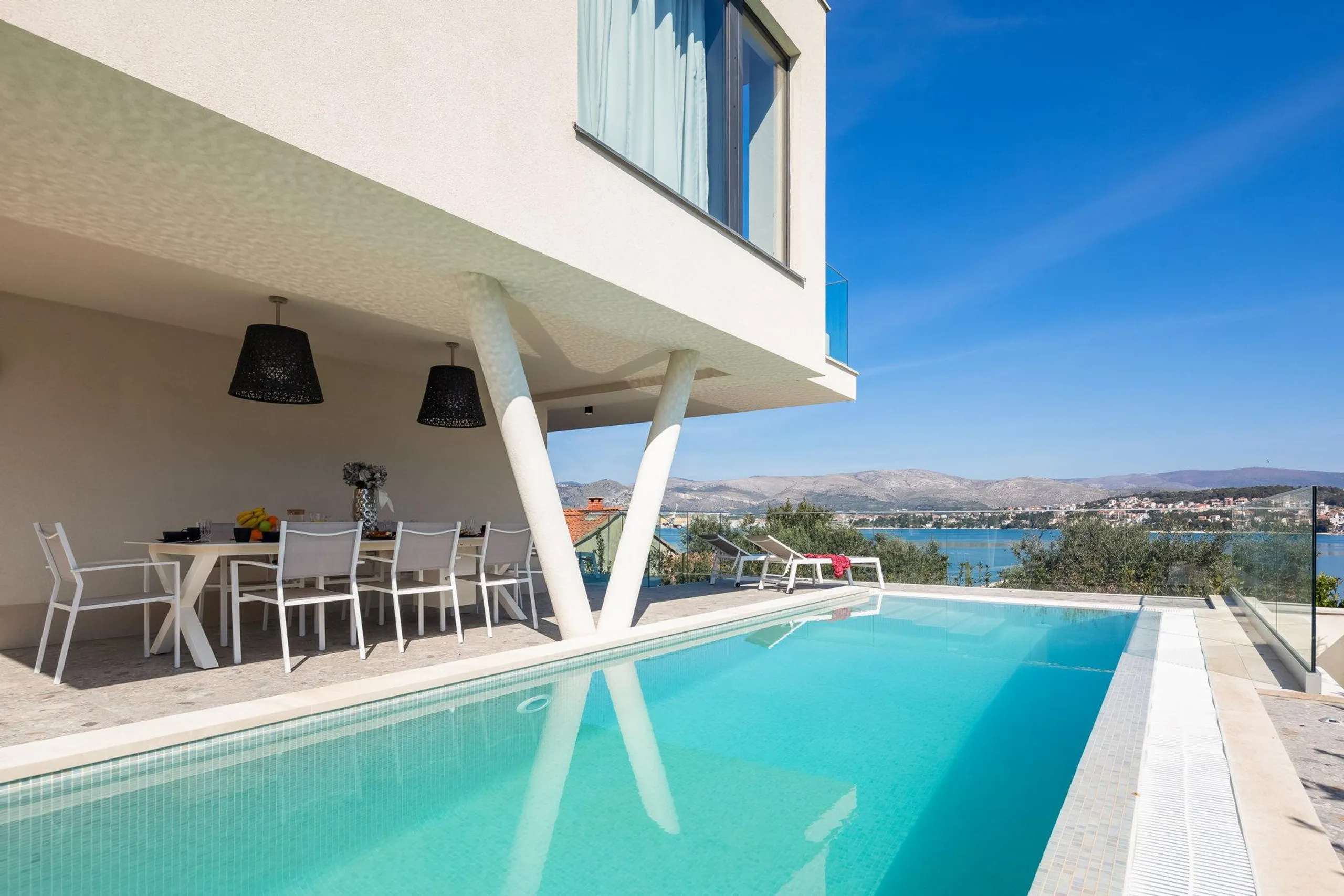 Chic Contemporary Retreat with Pool and Lovely Sea Views — photograph 3