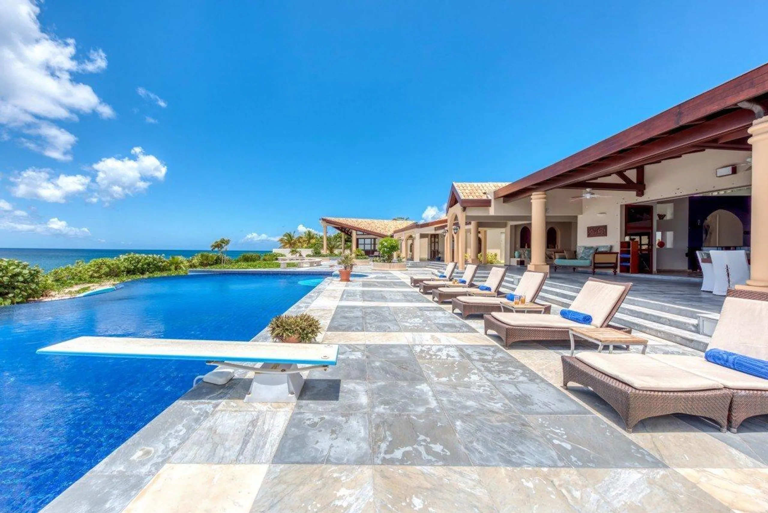 Baie Longue Beach Luxury Villa with Infinity Pool and Incredible Ocean Views — photograph 7