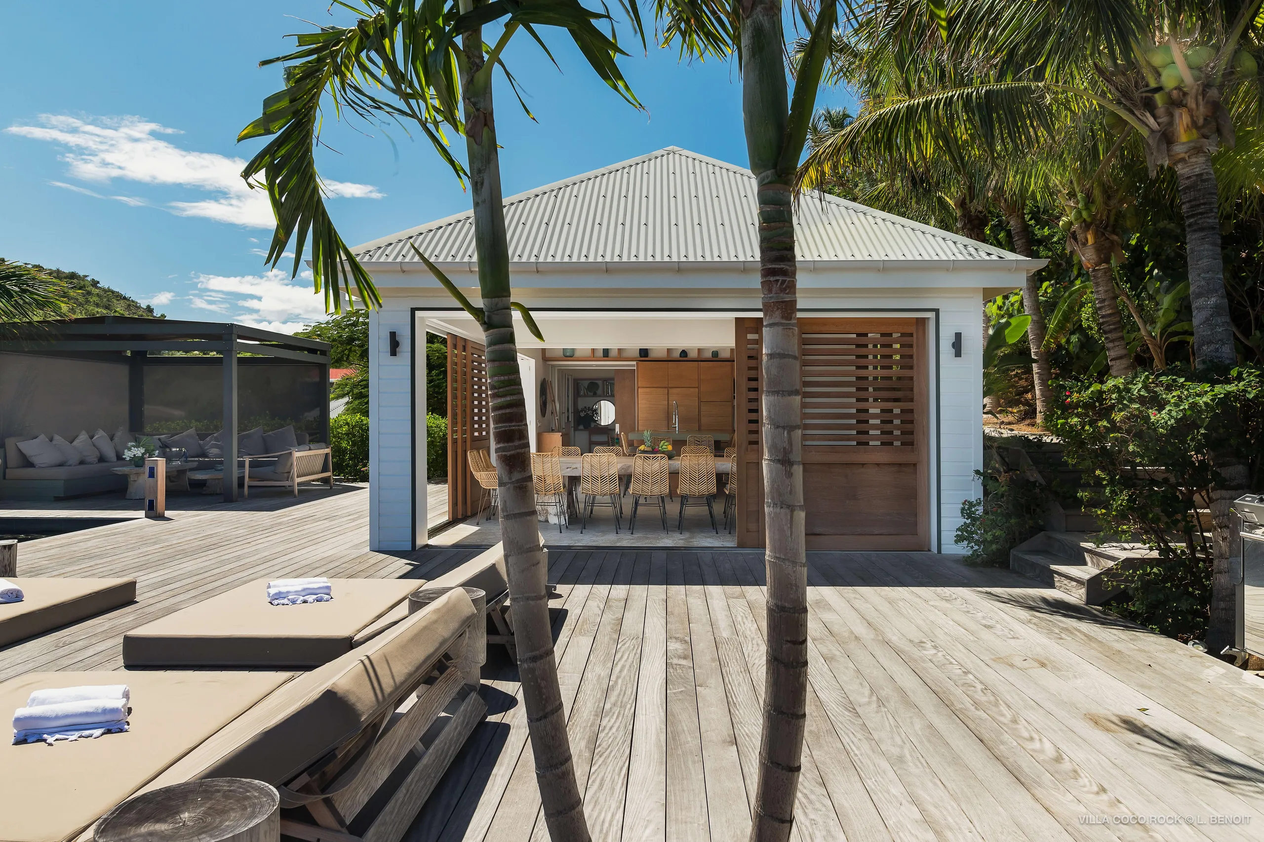 Palatial Oceanside Estate with Infinity Pool and Walks to Beach — photograph 8