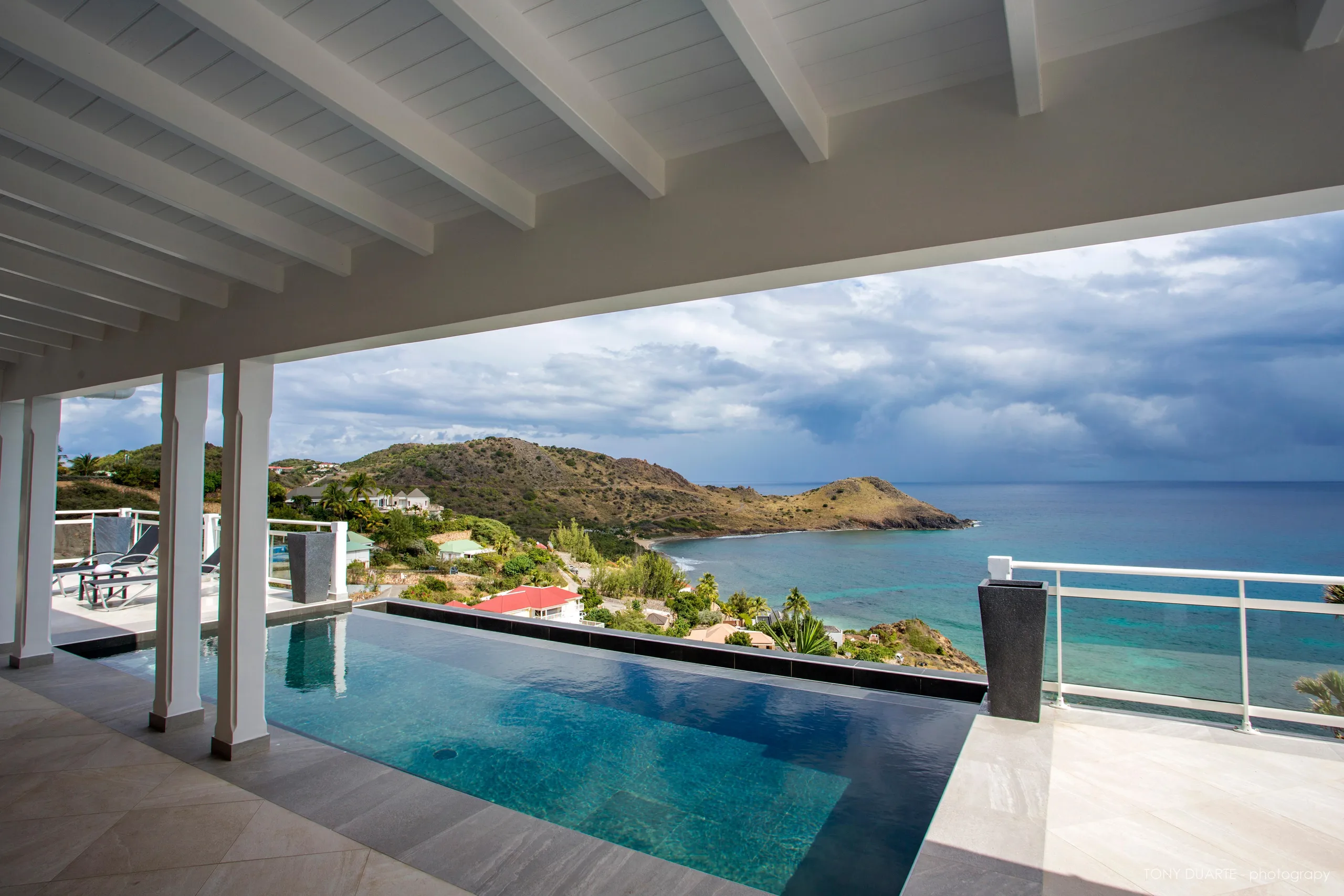 Majestic Oceanfront Villa with Private Pool and Fitness Room — photograph 8