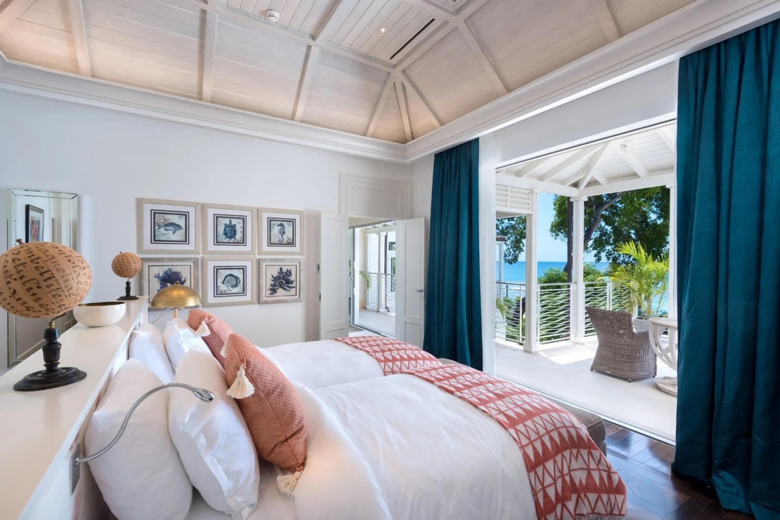 Sophisticated Contemporary Villa with Private Pool and Beach Views — photograph 11