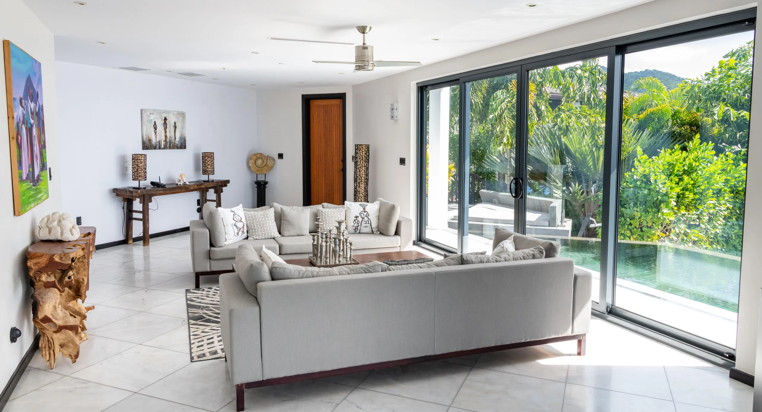 Prestige Oceanfront Villa with Infinity Pool and Spectacular Views — photograph 5