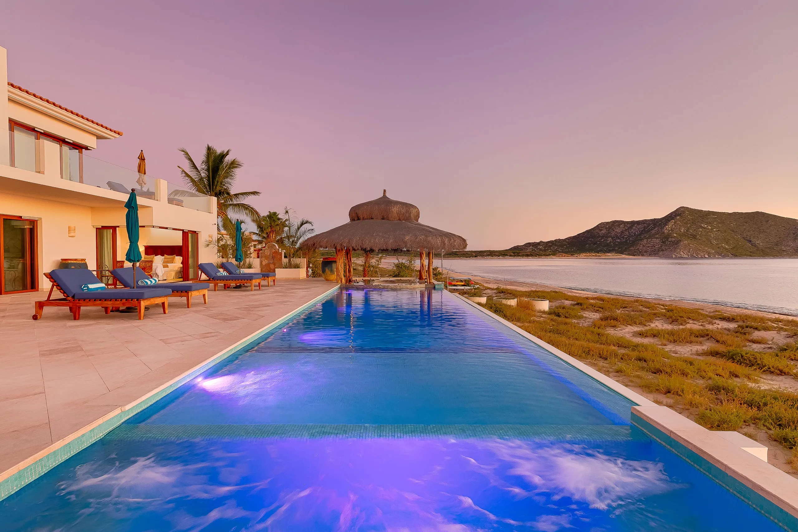 Stunning Los Frailes Villa with Invigorating Pool and Walks to Beach — photograph 10