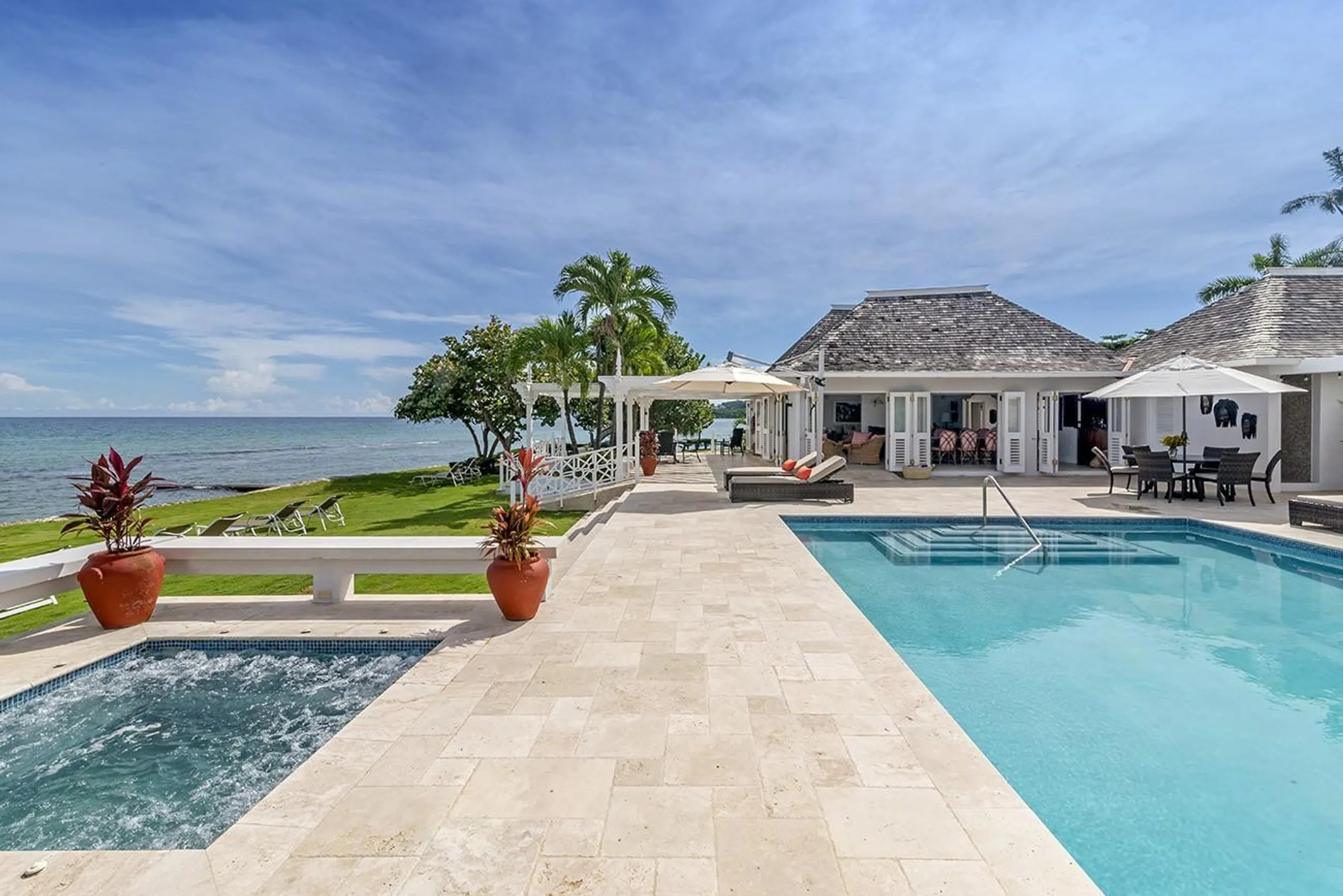 Elegant Beachfront Villa in Montego Bay with Private Pool and Hot Tub, Montego Bay