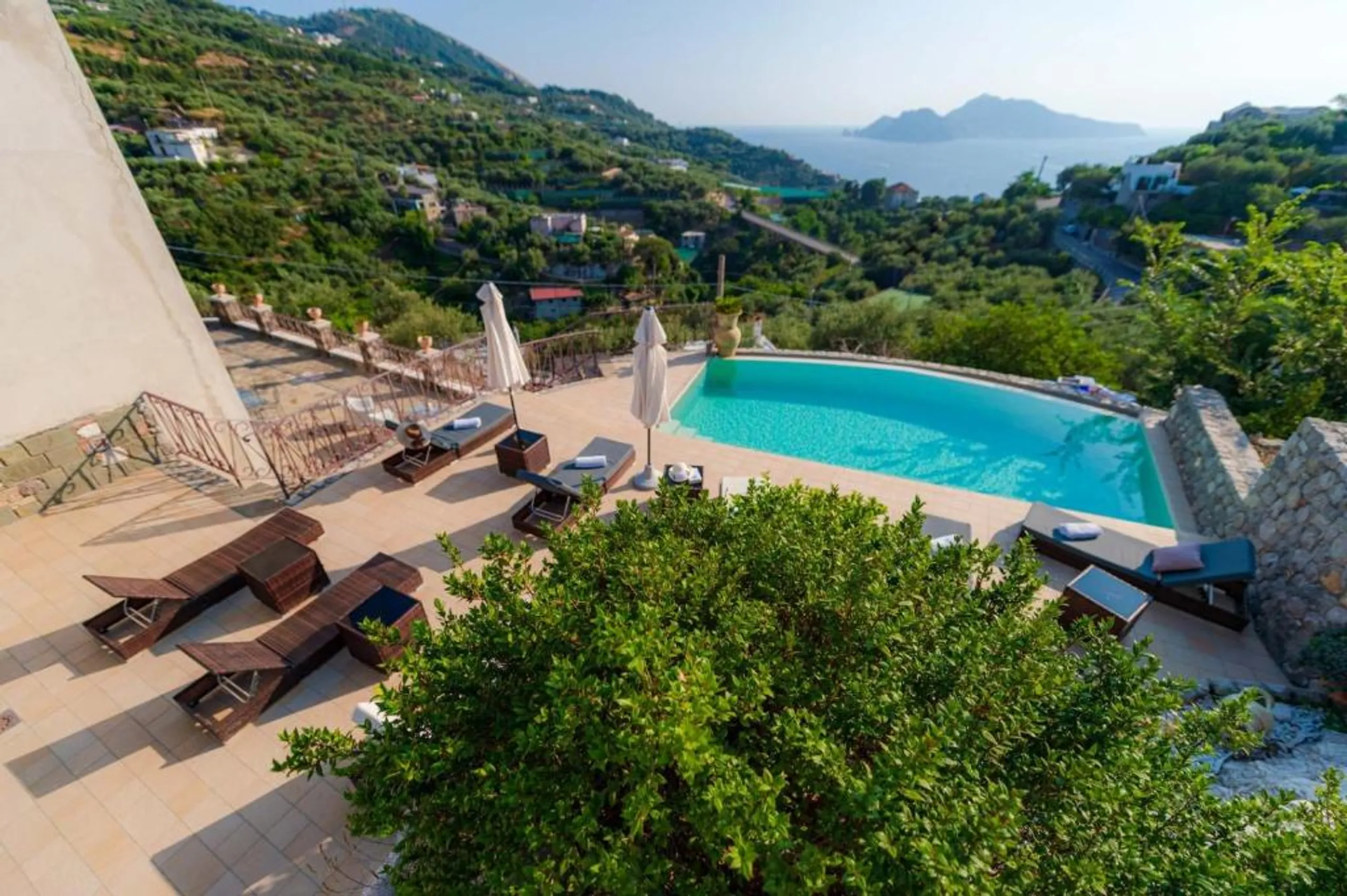 Princely 19th-Century Estate with Breathtaking Capri Views and Event-Ready Gardens — photograph 3
