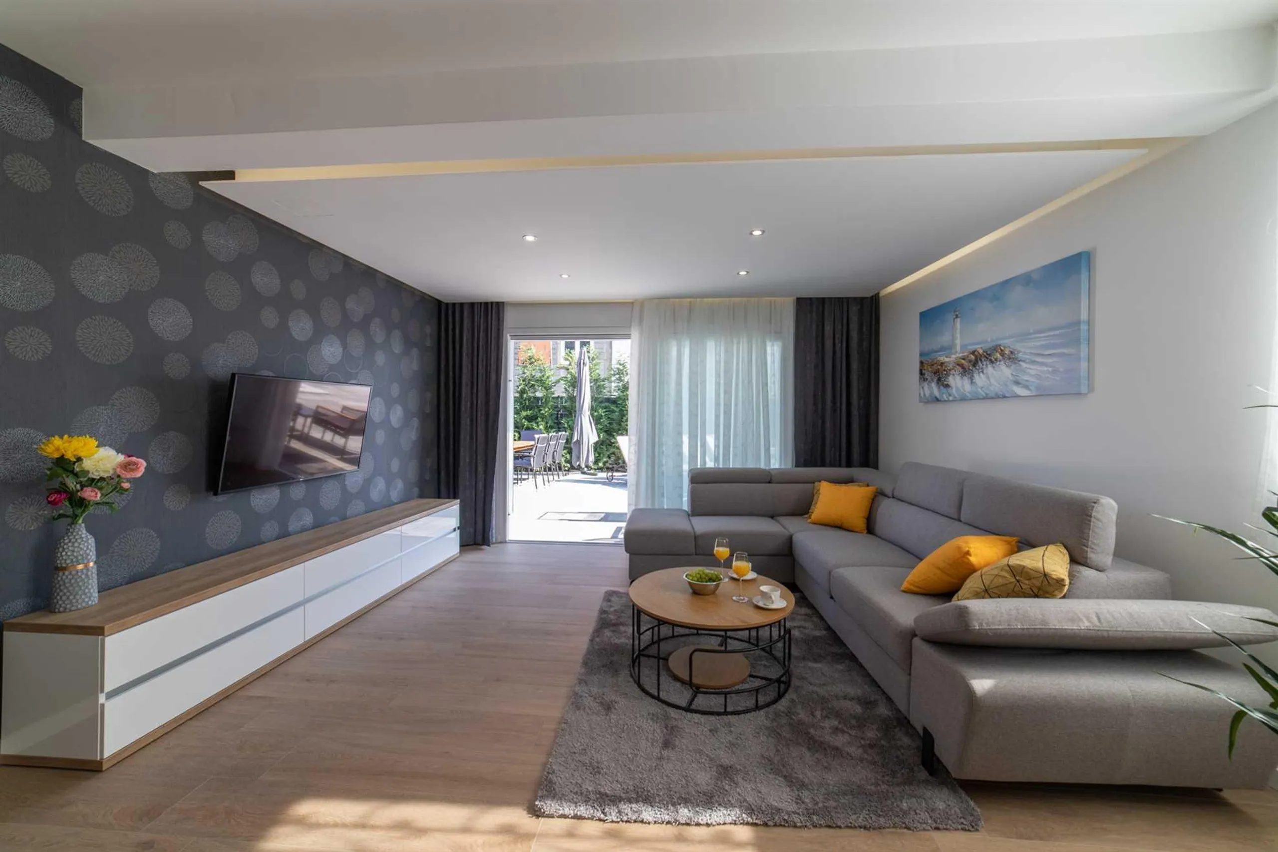 Princely 3BR Modern Villa with Heated Pool — photograph 12
