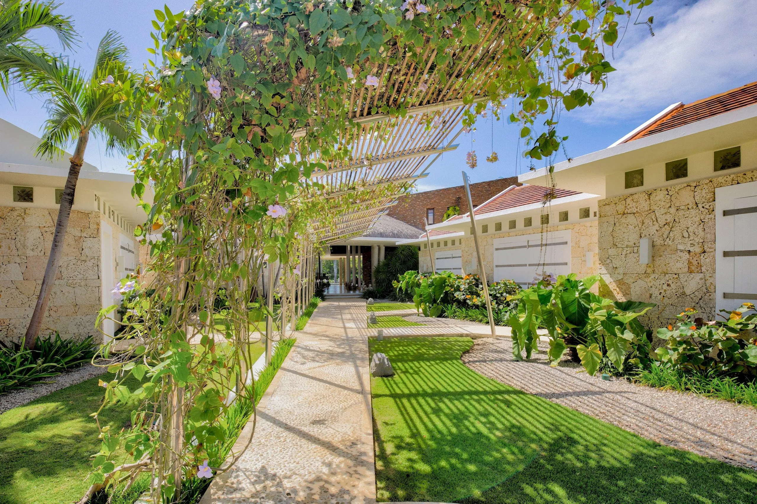 Chic Modern Tropical Villa with Private Pool and Fresh Ambiance — photograph 5