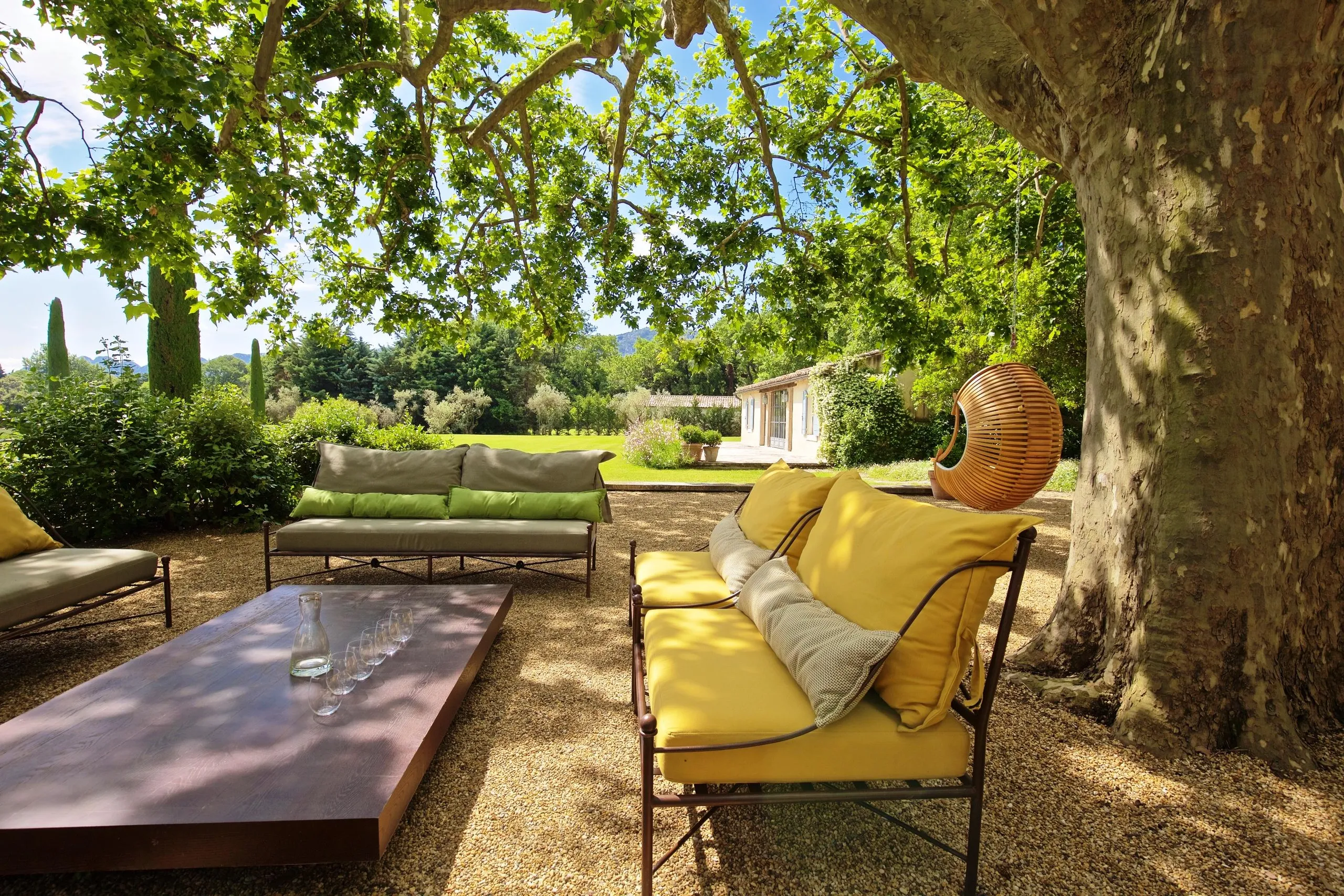 Provencal Paradise Estate with Gorgeous Pool and Lush Garden Grounds — photograph 11