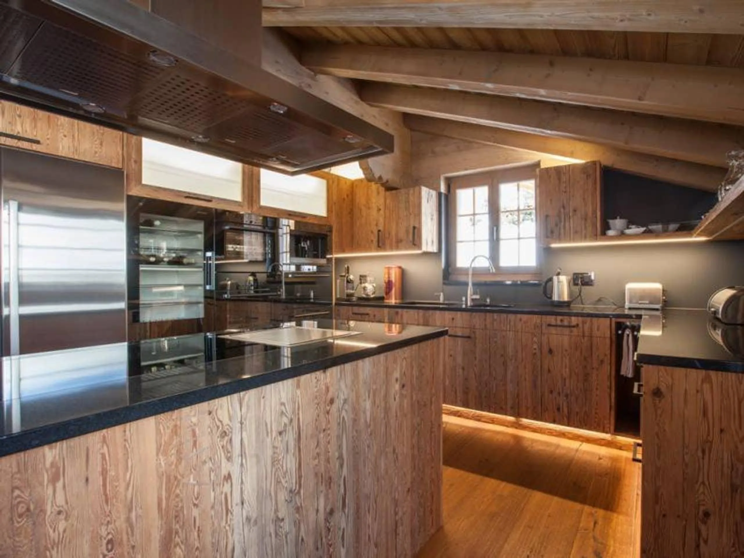 Stunning Modern Chalet with Indoor Pool and Spa — photograph 11