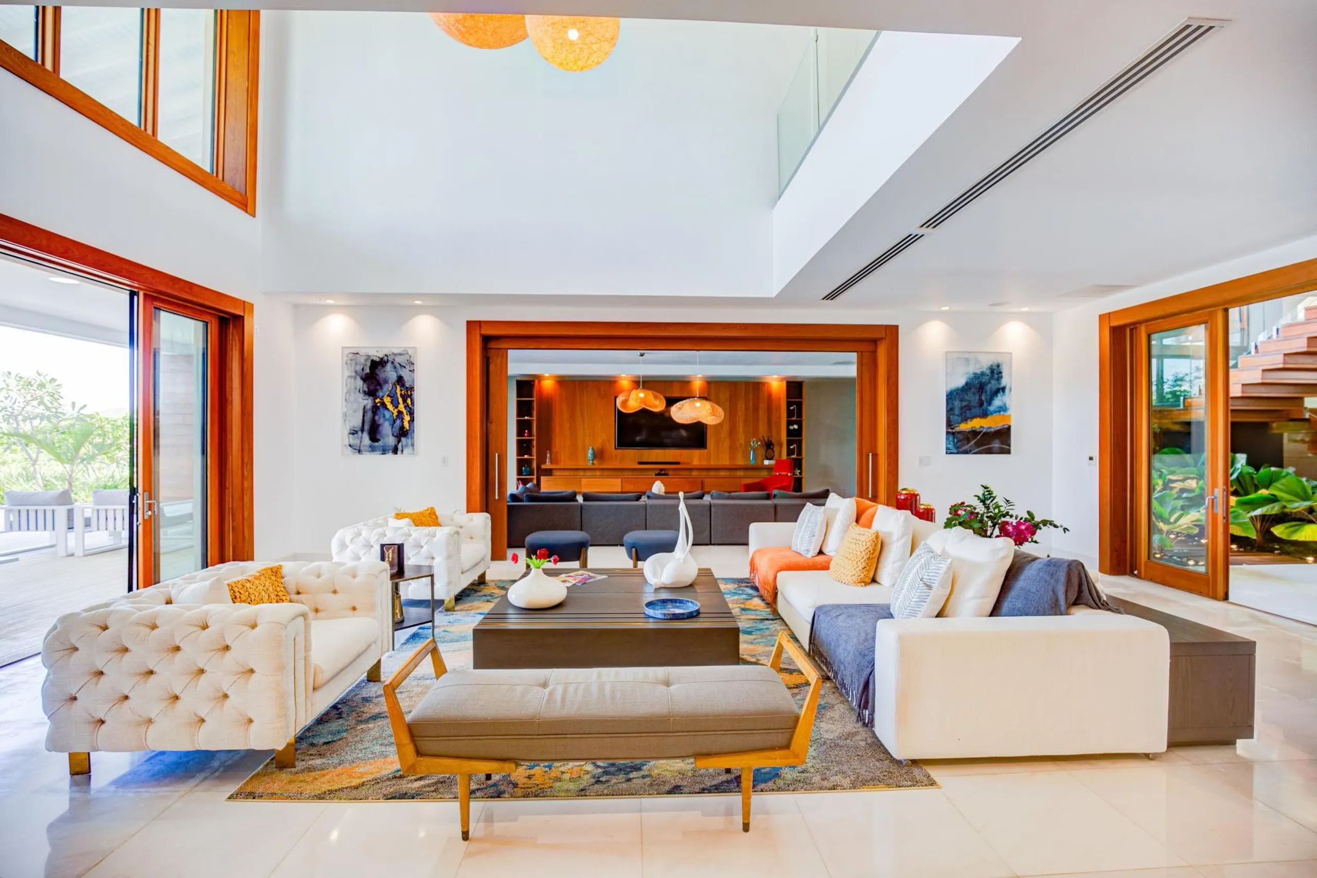 Breathtaking Lakefront Villa with Private Pool and Cinema — photograph 7