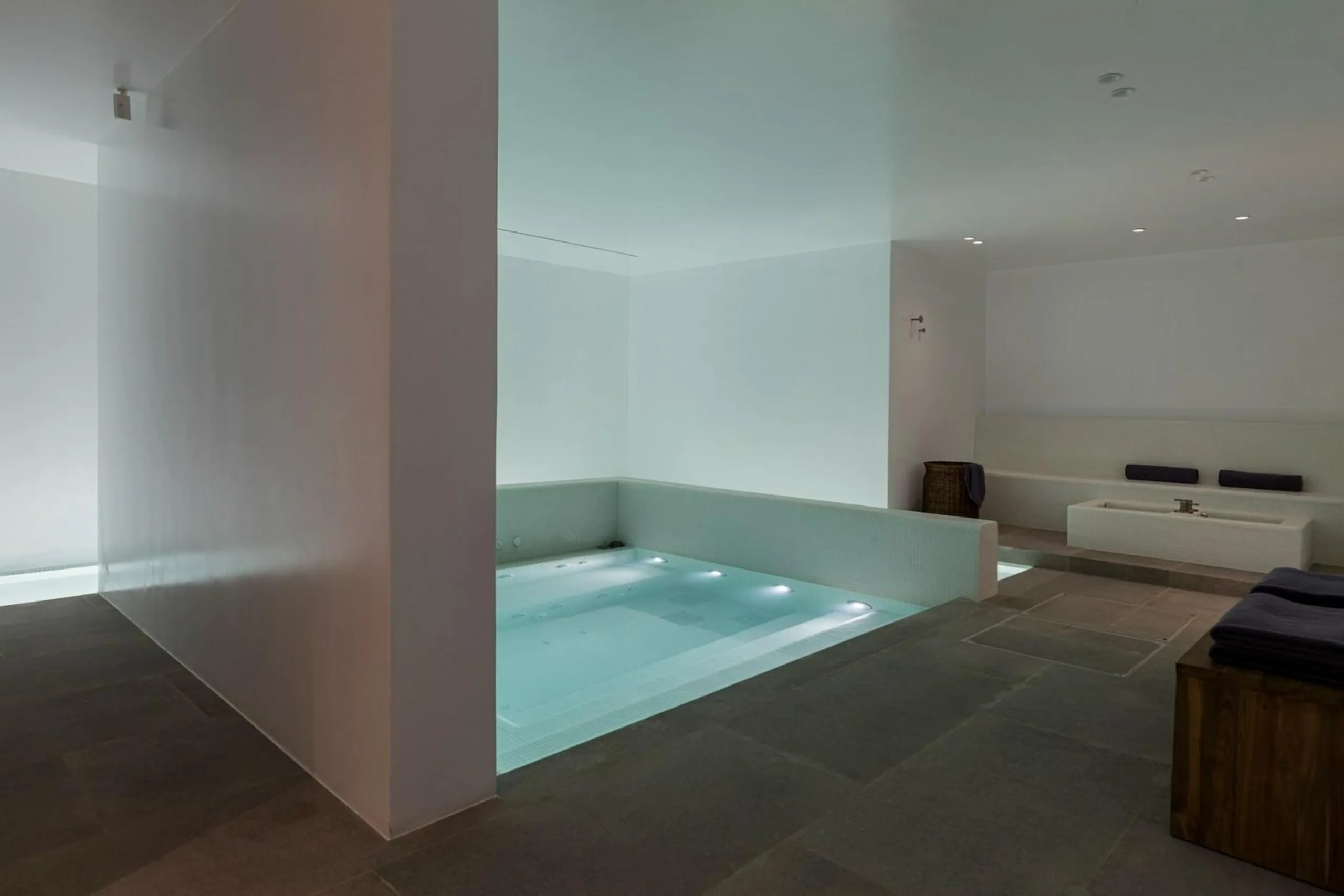 Exquisite Haven with Infinity Pool and Majestic Mountain Vistas — photograph 8