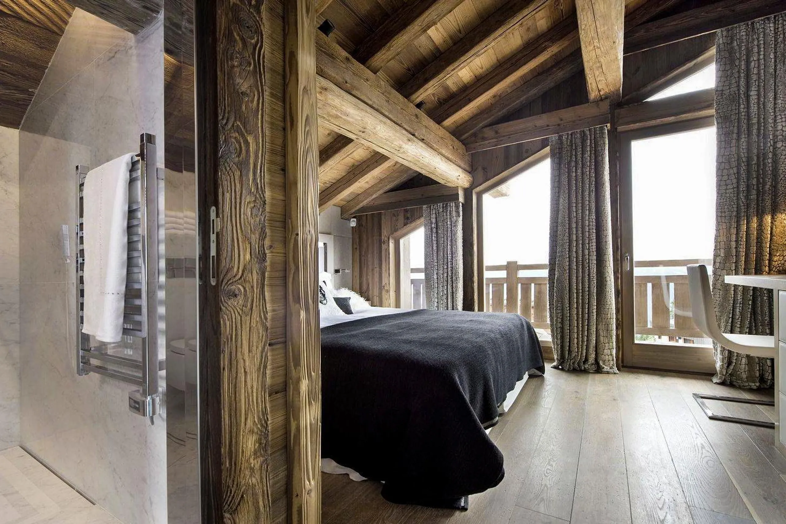 Radiant Alpine Villa with Private Pool and Breath-taking Mountain Views — photograph 12