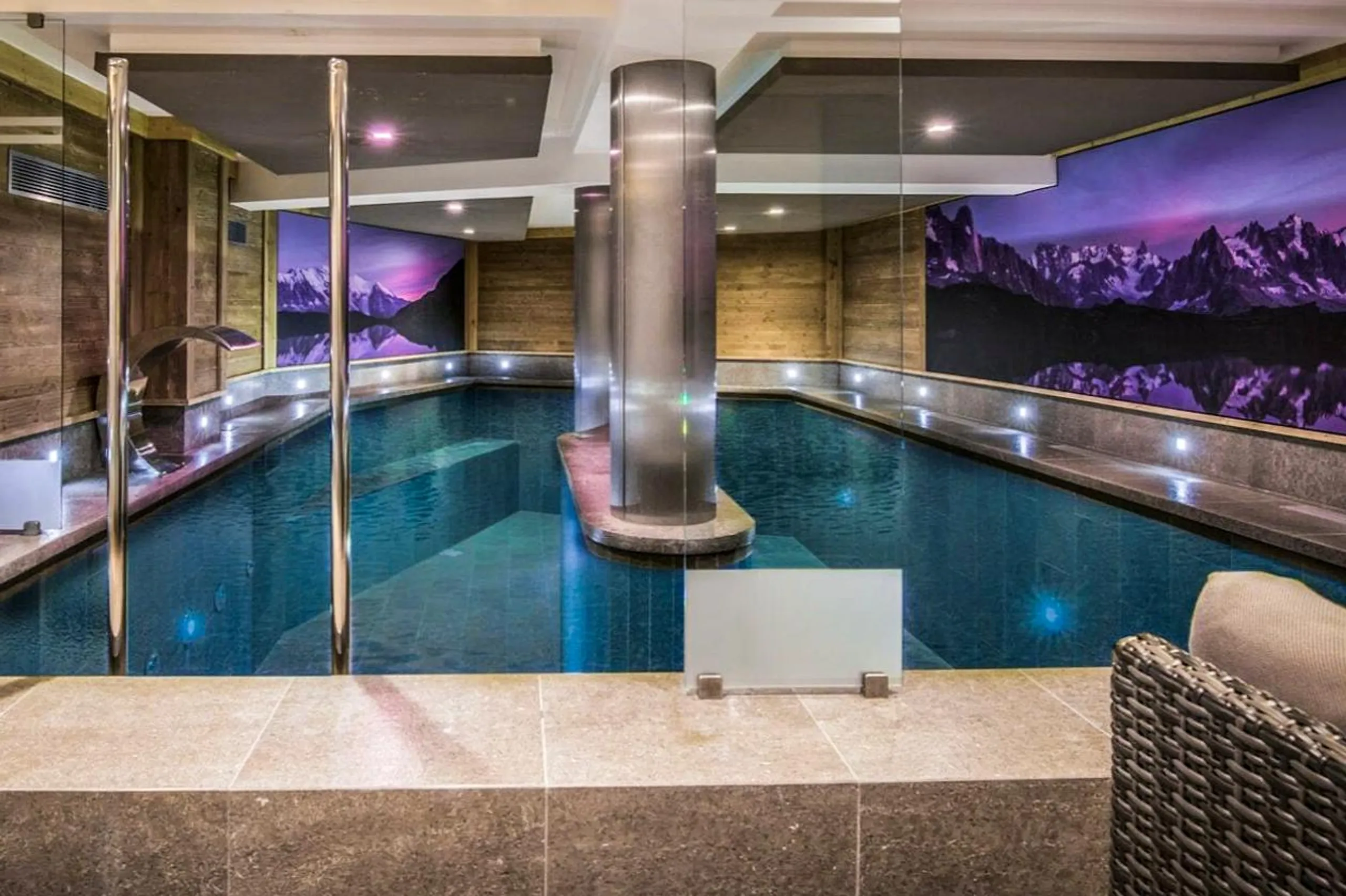 Deluxe Spacious Villa with Indoor Pool and Open Fireplace — photograph 3