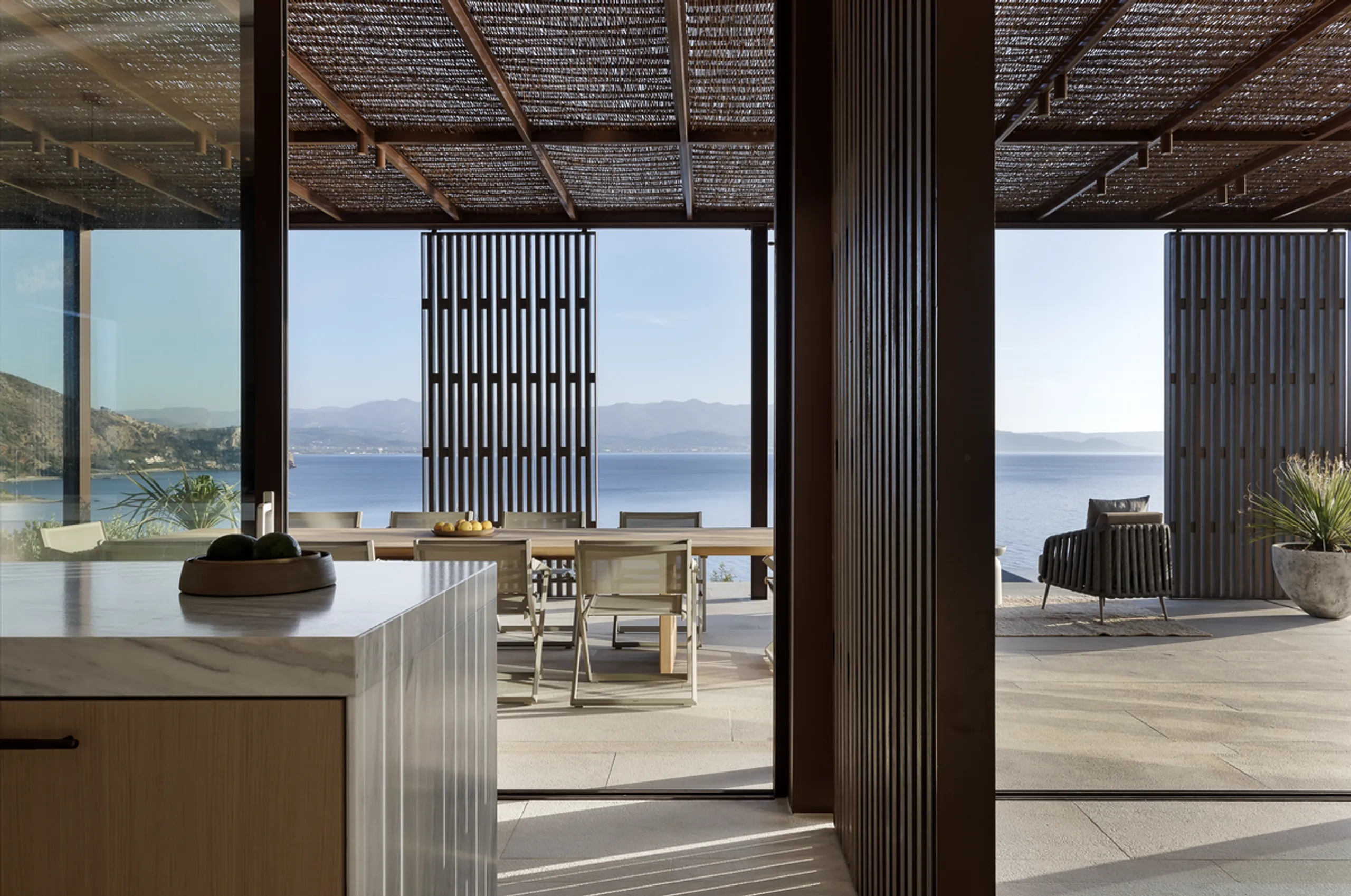 Captivating Waterfront Villa with Infinity Pool, Native Garden and Private Beach Access — photograph 6
