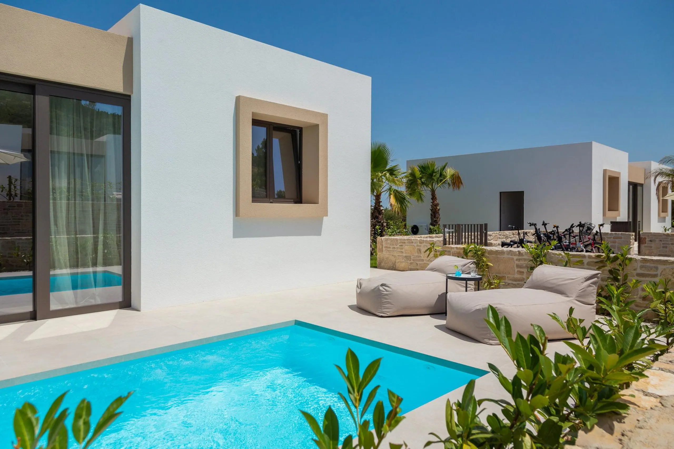 Tempting Beachfront Villa with Pool and Sea Views — photograph 8