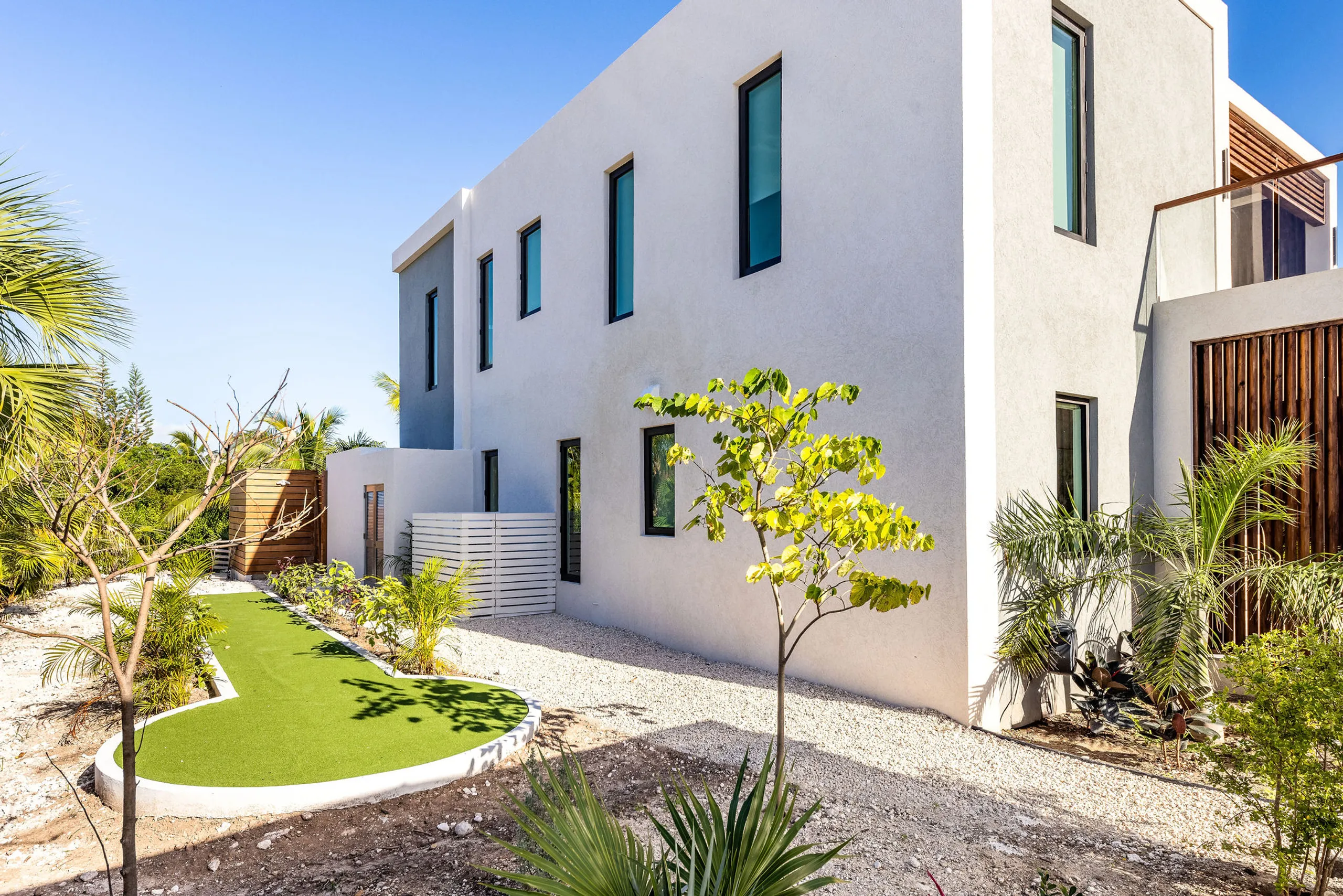 Contemporary 3 Bedroom Villa with Private Pool, & Lush Garden — photograph 12