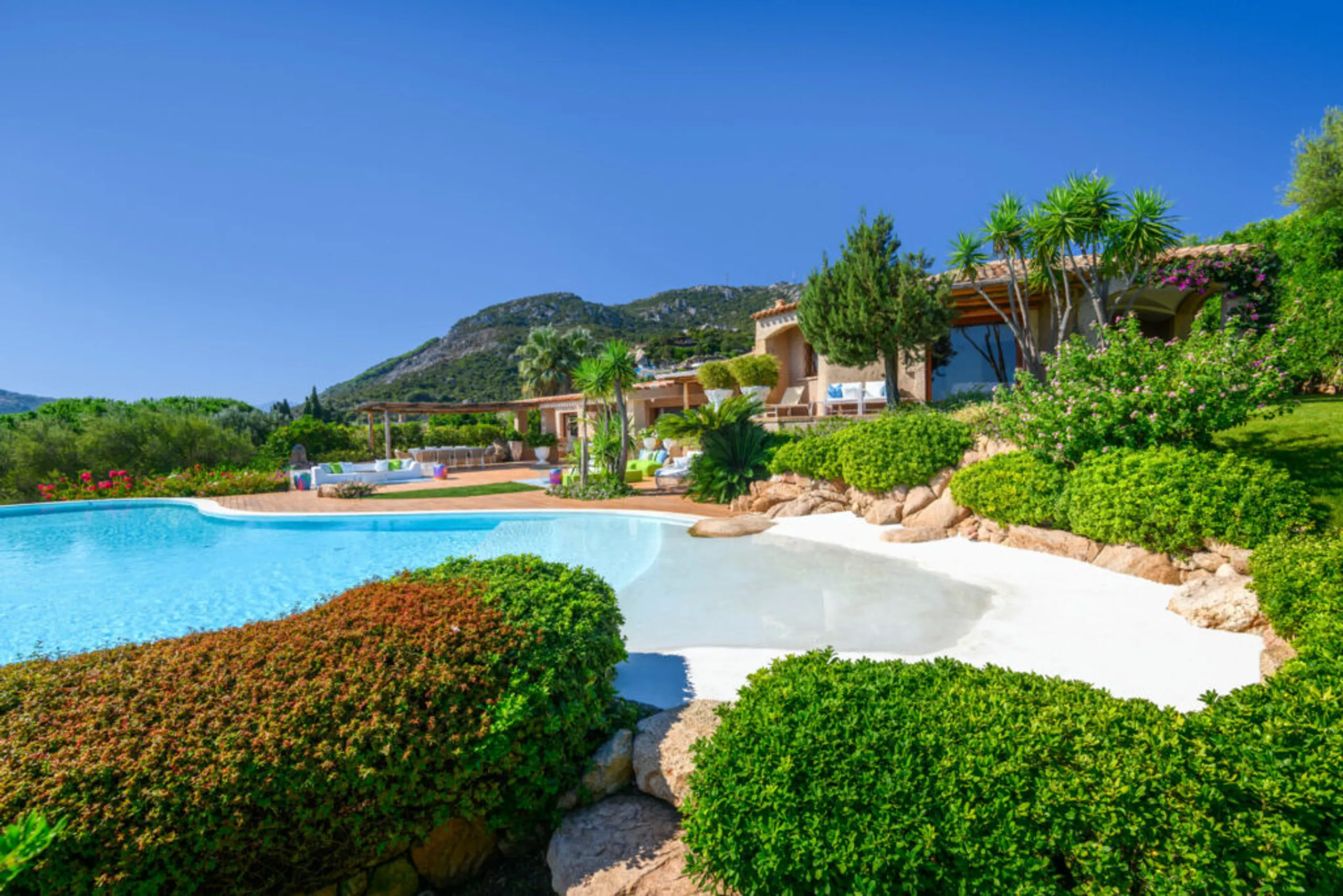 Stately Uphill Villa with Private Pool and Sea Views — photograph 4