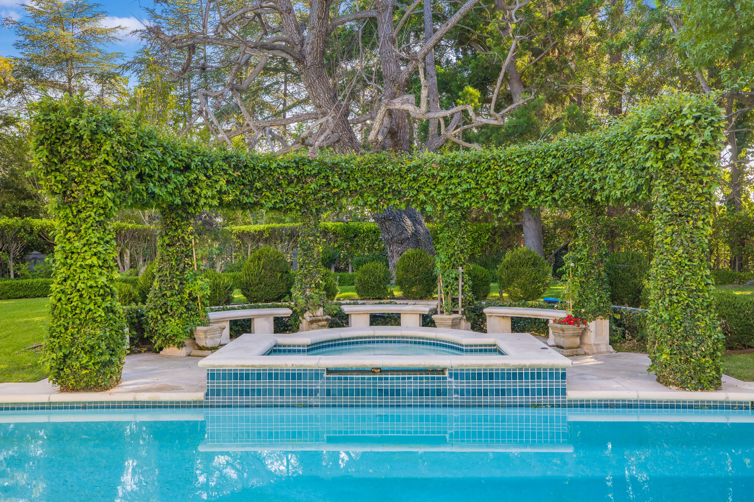 Beverly Hills 6BR French Mediterranean Villa with Private Pool and Gardens — photograph 3