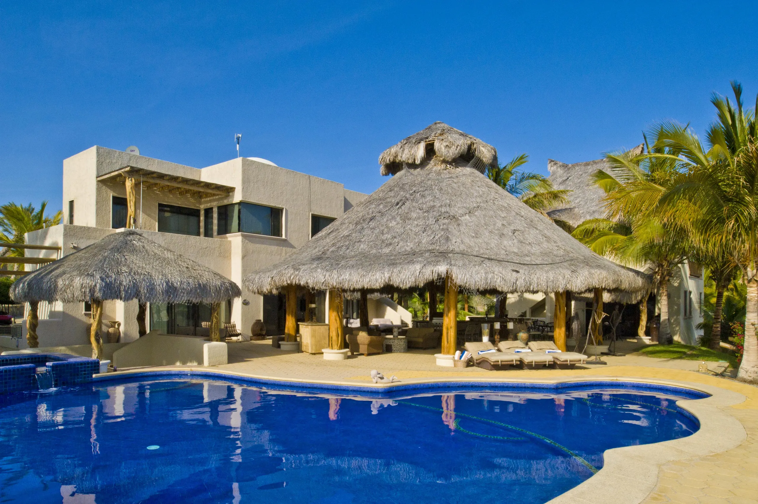 La Paz Luxury Beachfront Compound with Two Villas a Pool and Ocean Views, La Paz