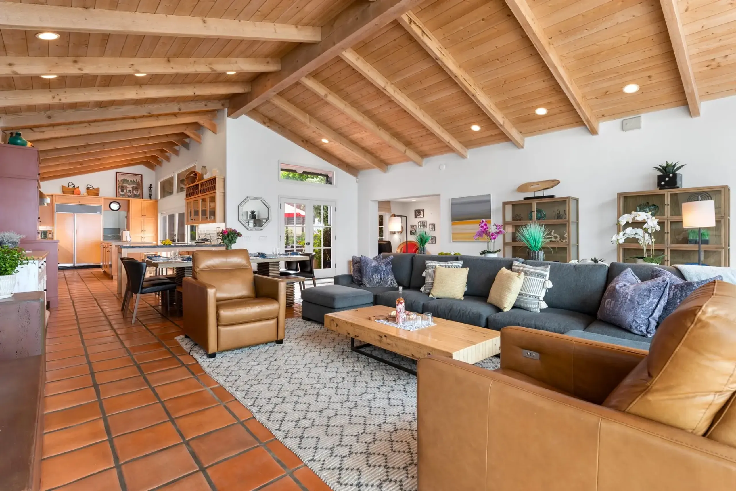 Refreshing 5 Bedroom Villa with Private Pool and Beach Views — photograph 9