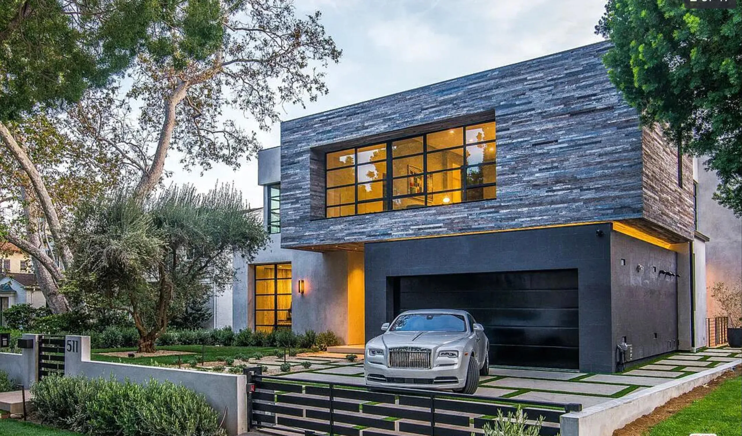 Exclusive Beverly Hills Architectural Estate with Private Pool and Impeccable Amenities — photograph 5