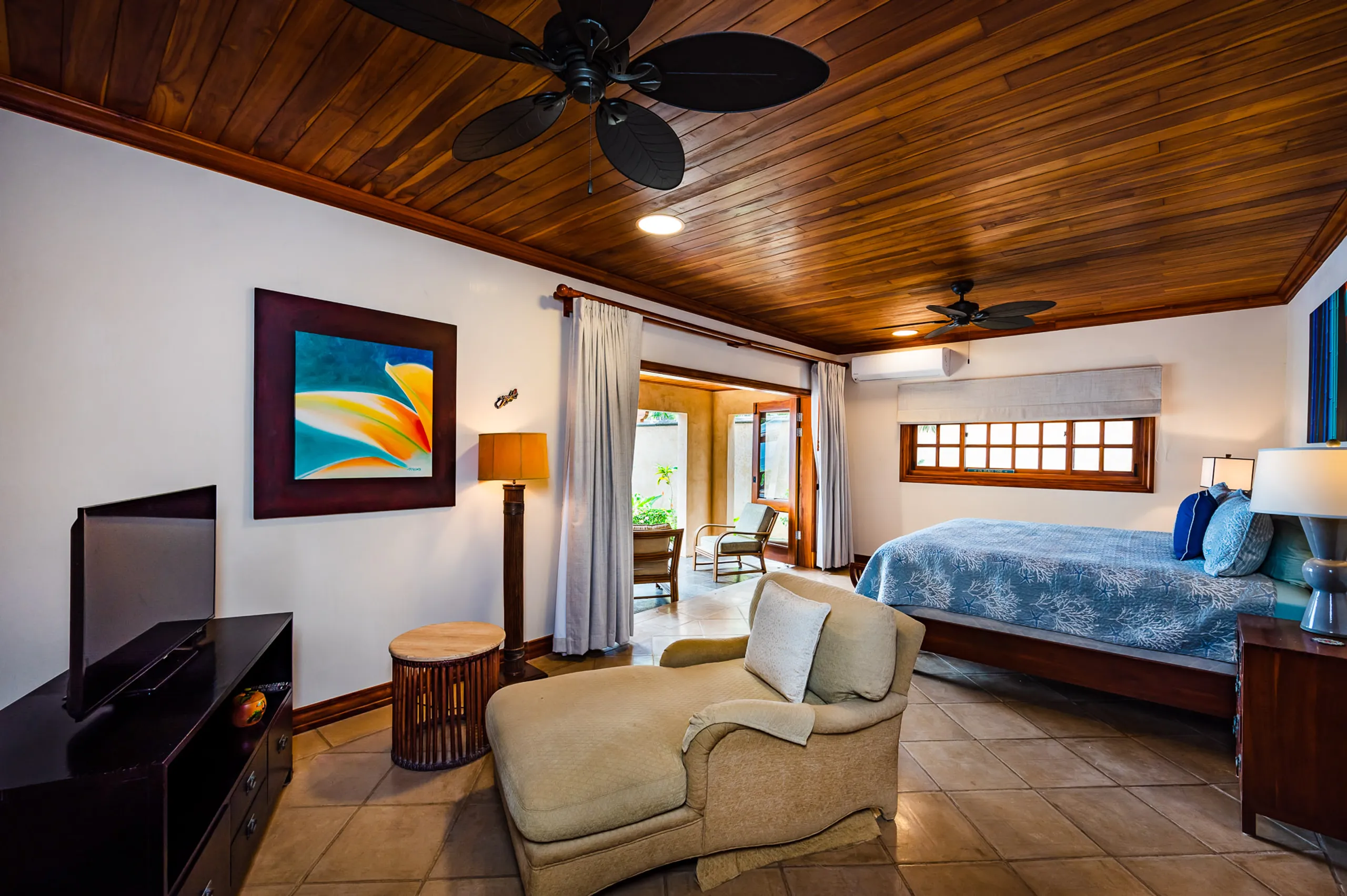 Exquisite Beachfront Villa with Private Infinity Pool and Tropical Gardens — photograph 8