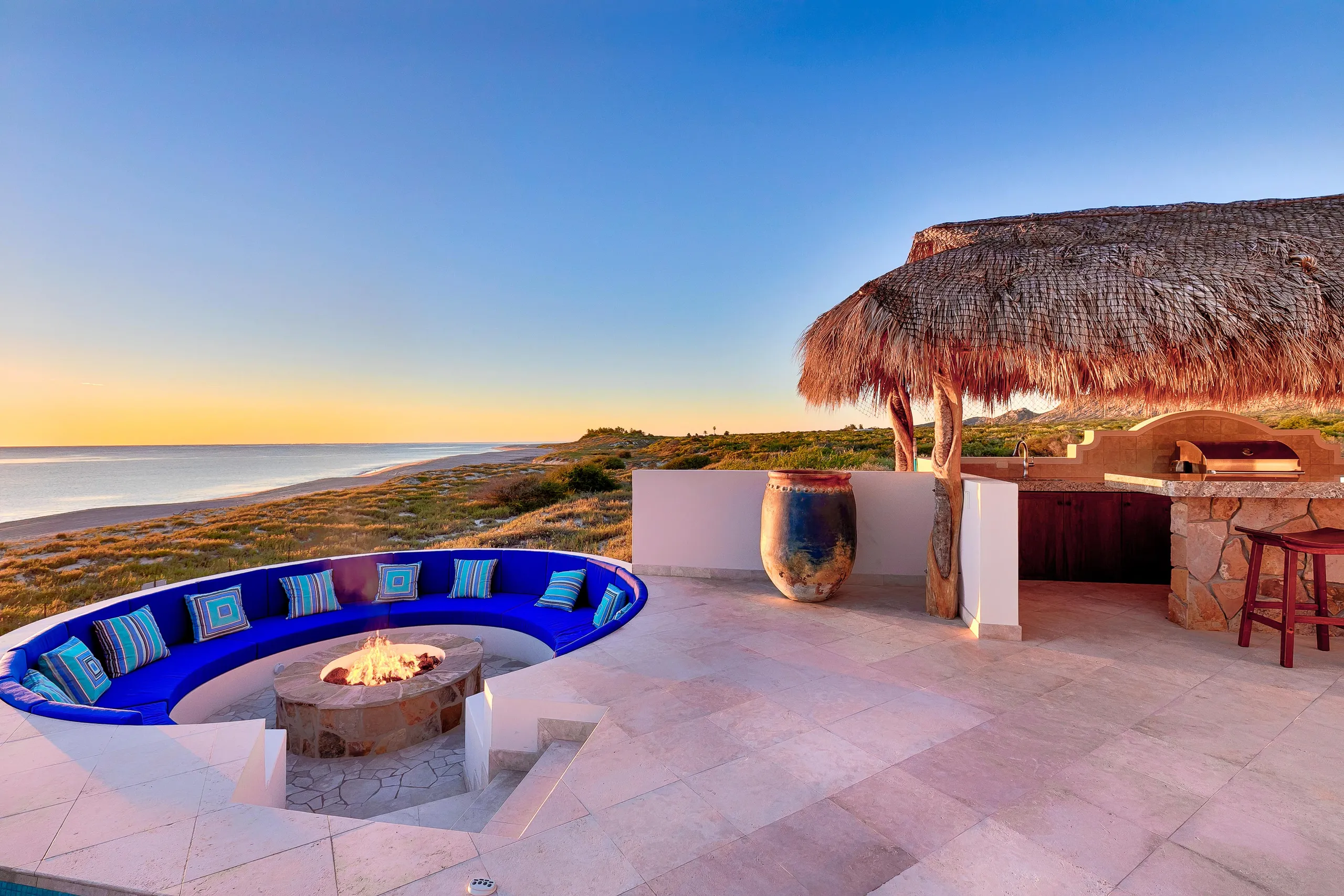 Stunning Los Frailes Villa with Invigorating Pool and Walks to Beach — photograph 12
