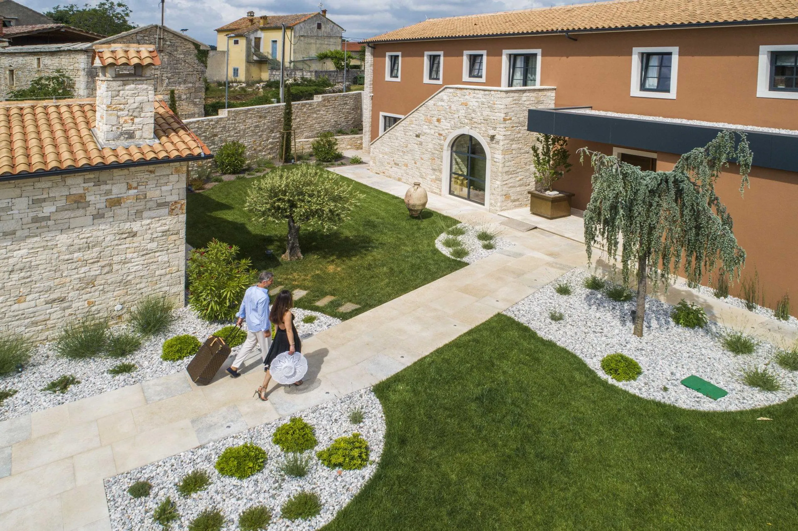 Indulgent Villa with Pool and Picturesque Landscape — photograph 7