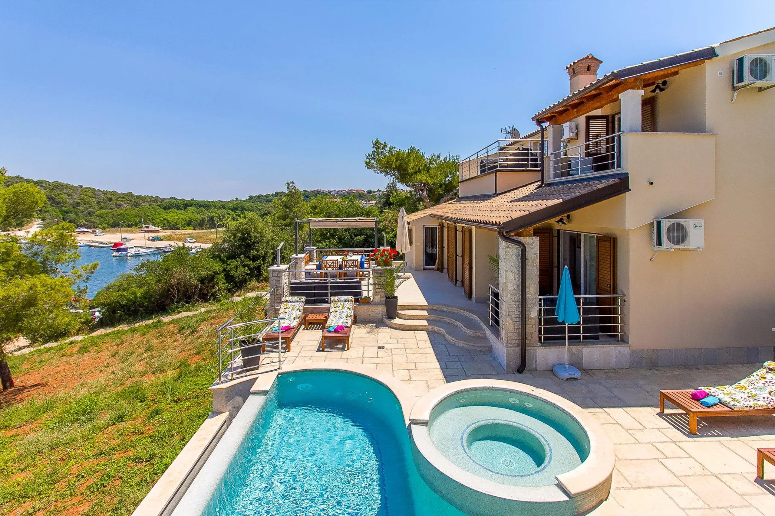Calming Villa with Curved Infinity Pool Offering Breathtaking Views of Soline Bay — photograph 11