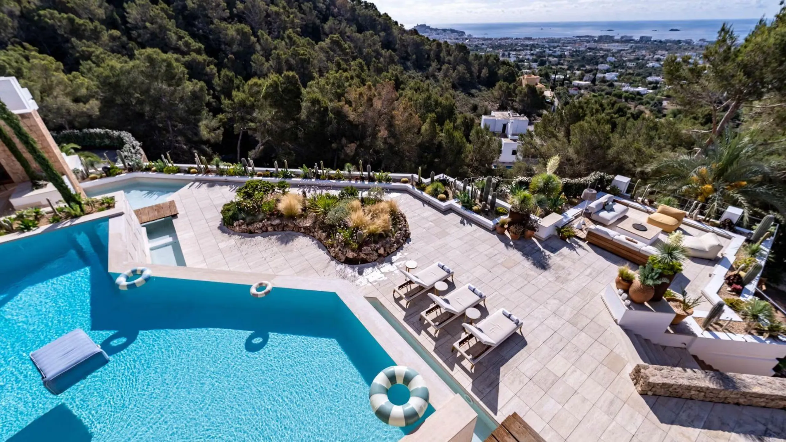 Secluded Luxury Villa with Infinity Pool — photograph 3