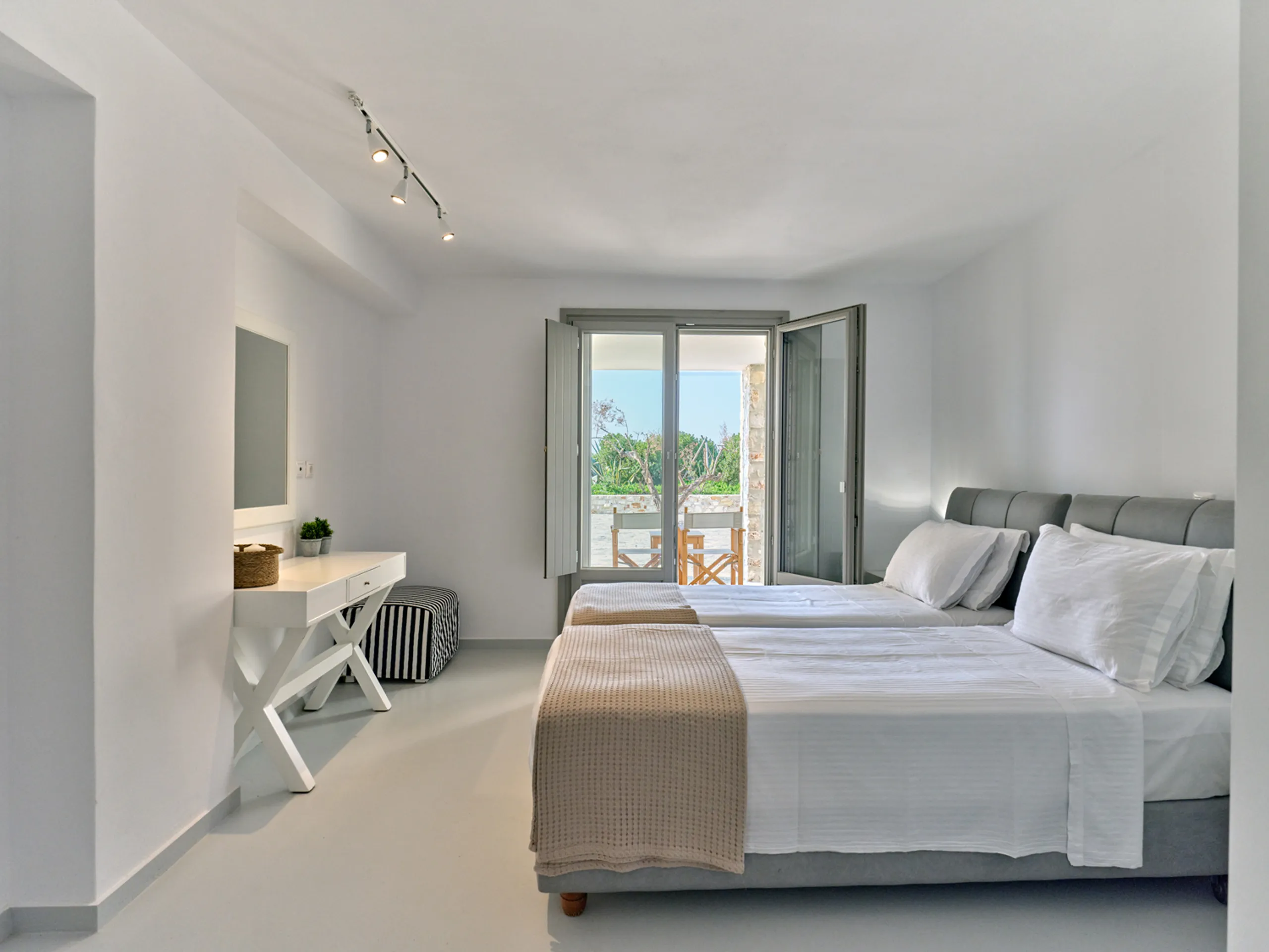 Deluxe Three-Level Villa with Private Pool, Terrace and Overlooking Sea Views — photograph 6