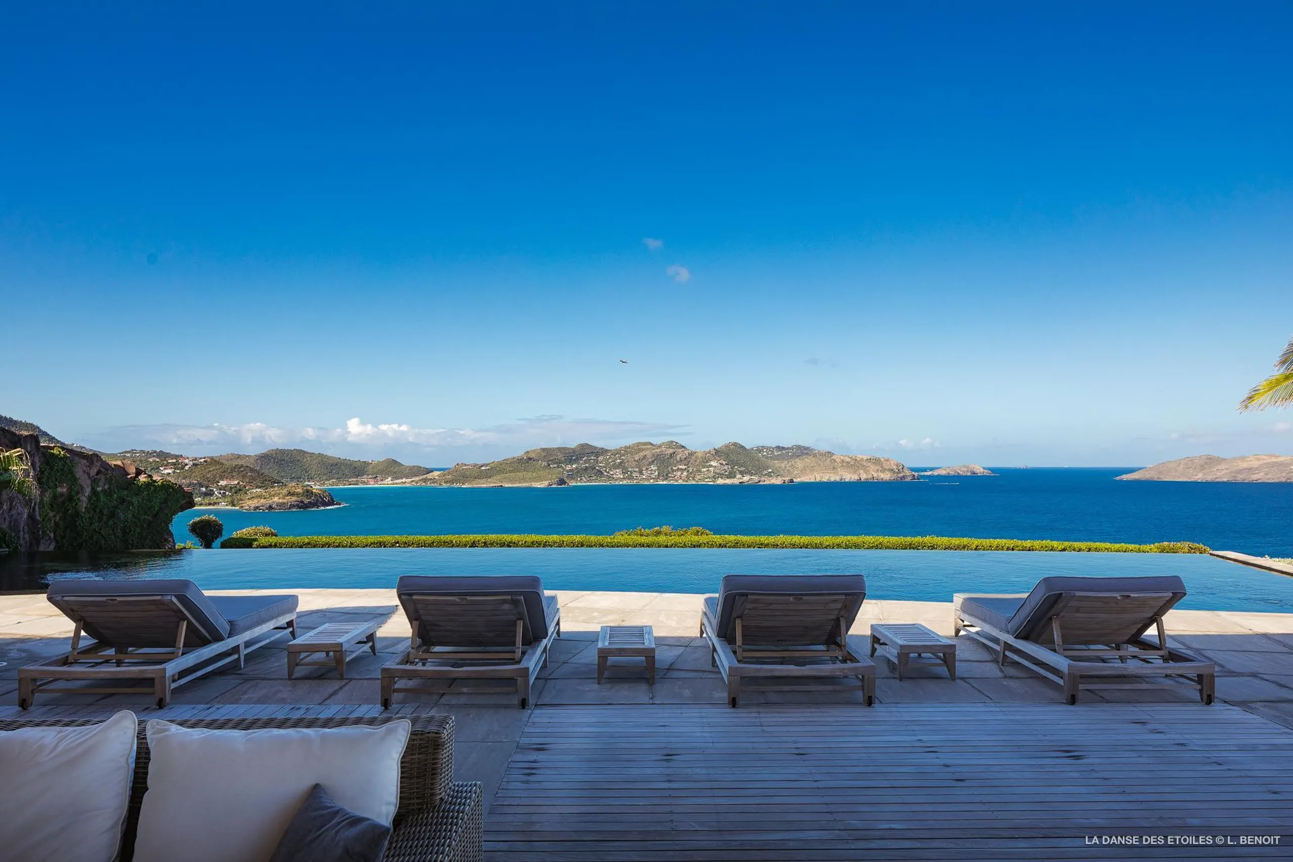 Impeccably Designed Seaside Villa with Infinity Pool and Panoramic Ocean Views, Pointe Milou