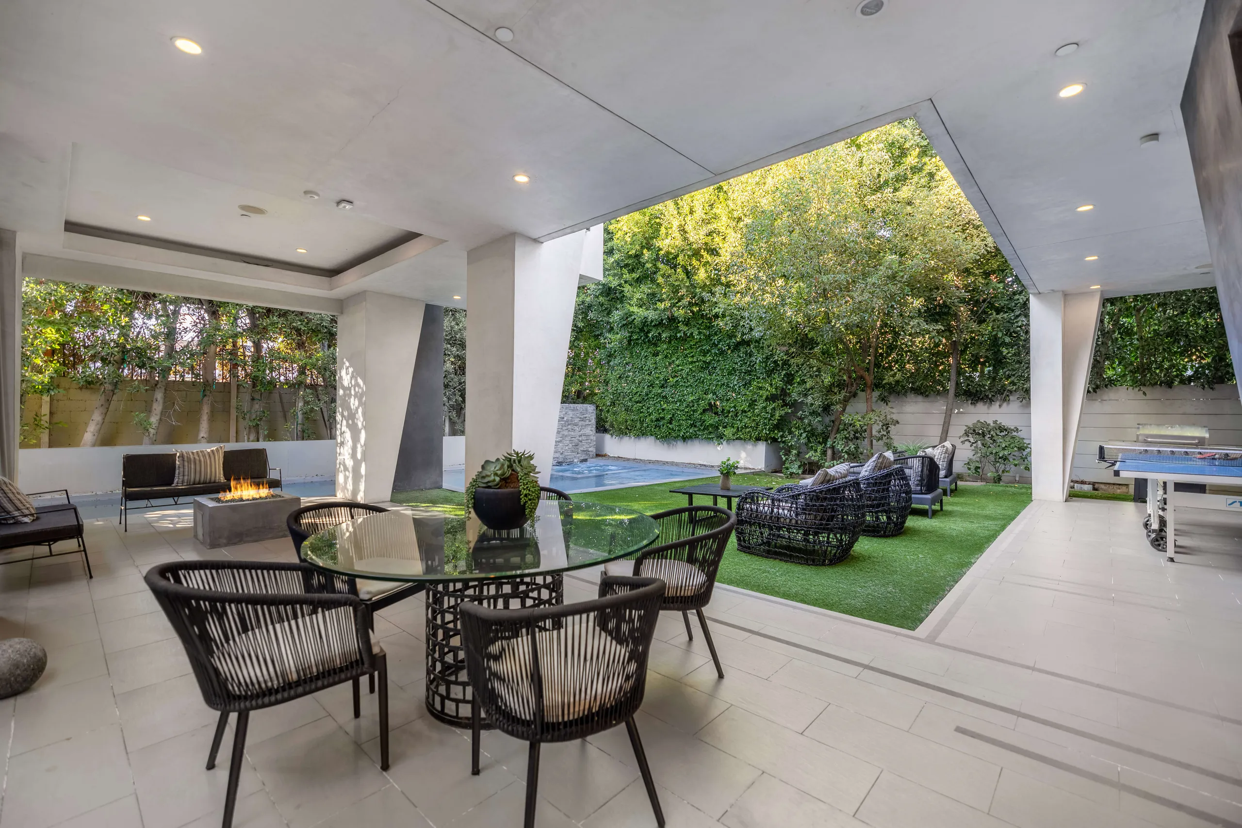 Modern Architectural Villa with Private Pool — photograph 8