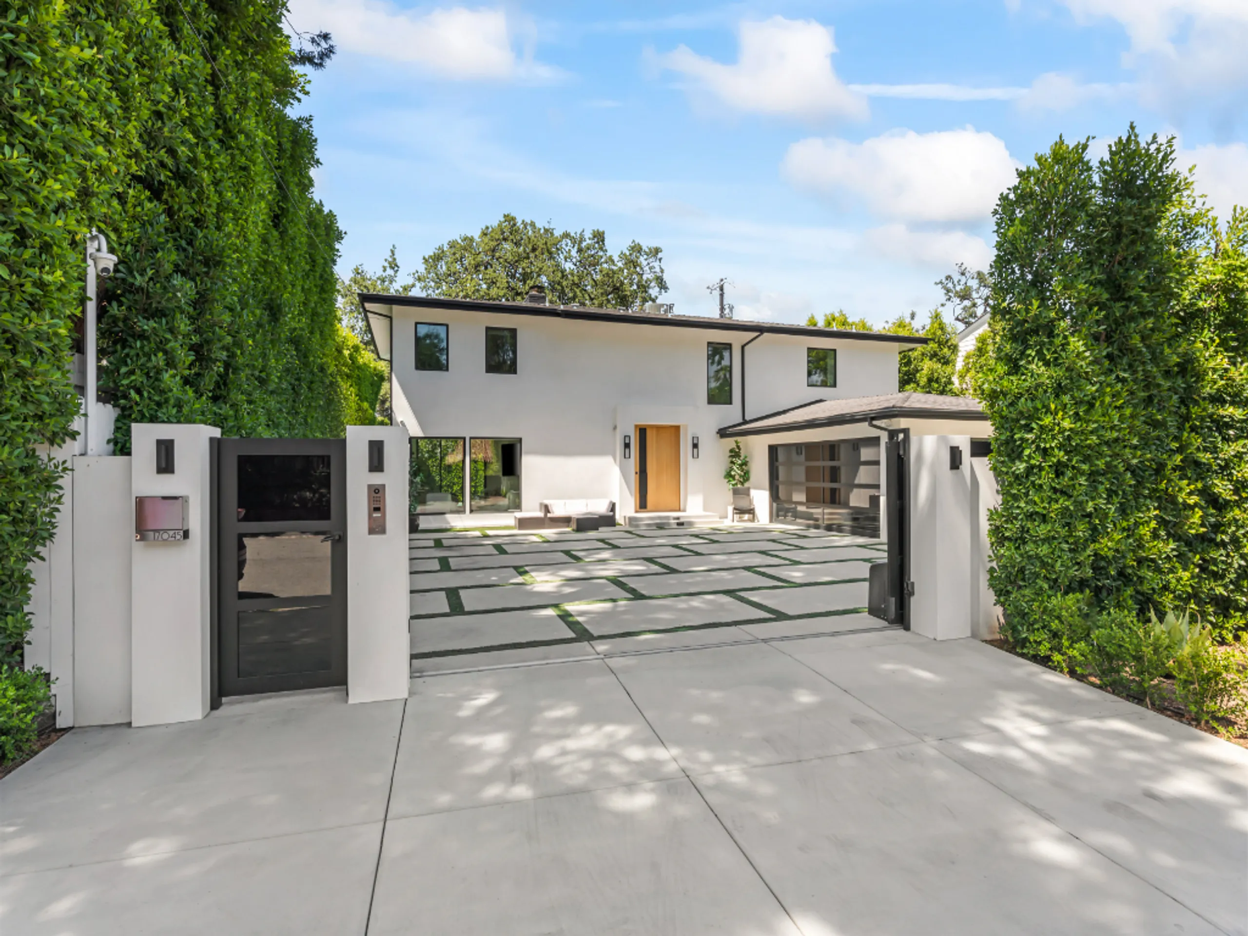 Modern Gated Estate with Pool, Spa & Designer Interiors Near Ventura Blvd — photograph 5