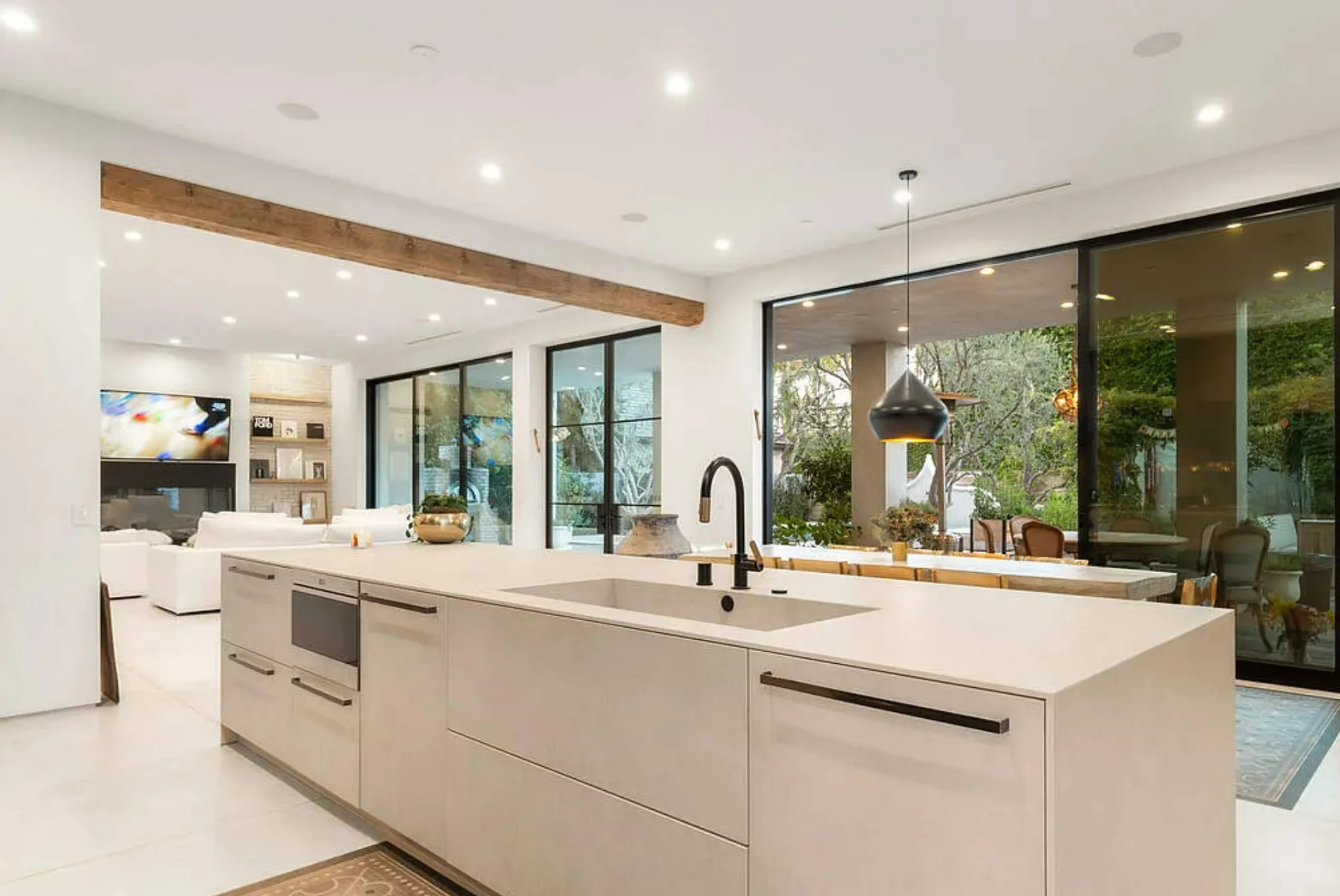 Charming Beverly Hills Estate with Invigorating Pool — photograph 11