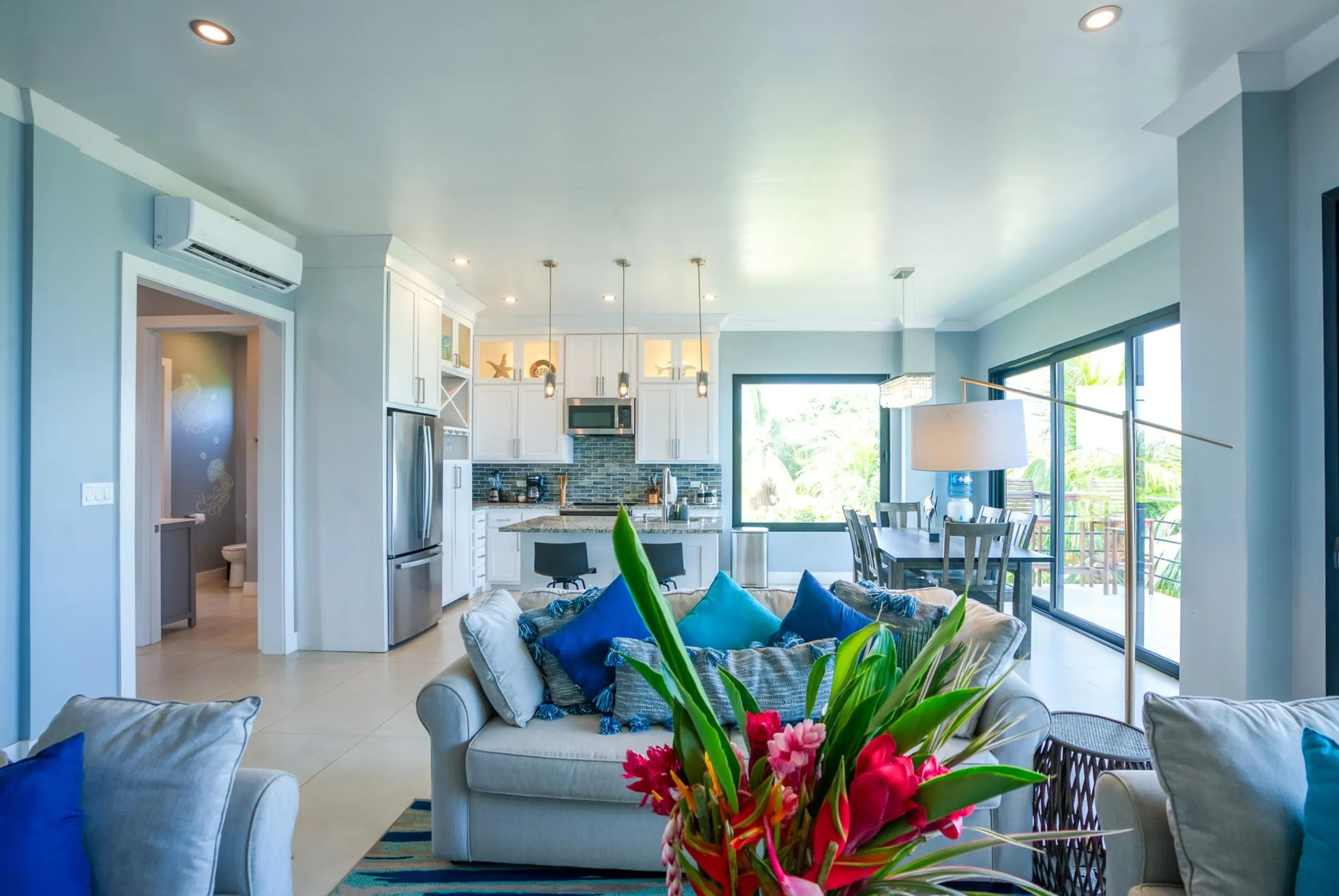 Noble Beachfront Condo Complex with Stunning Views — photograph 7