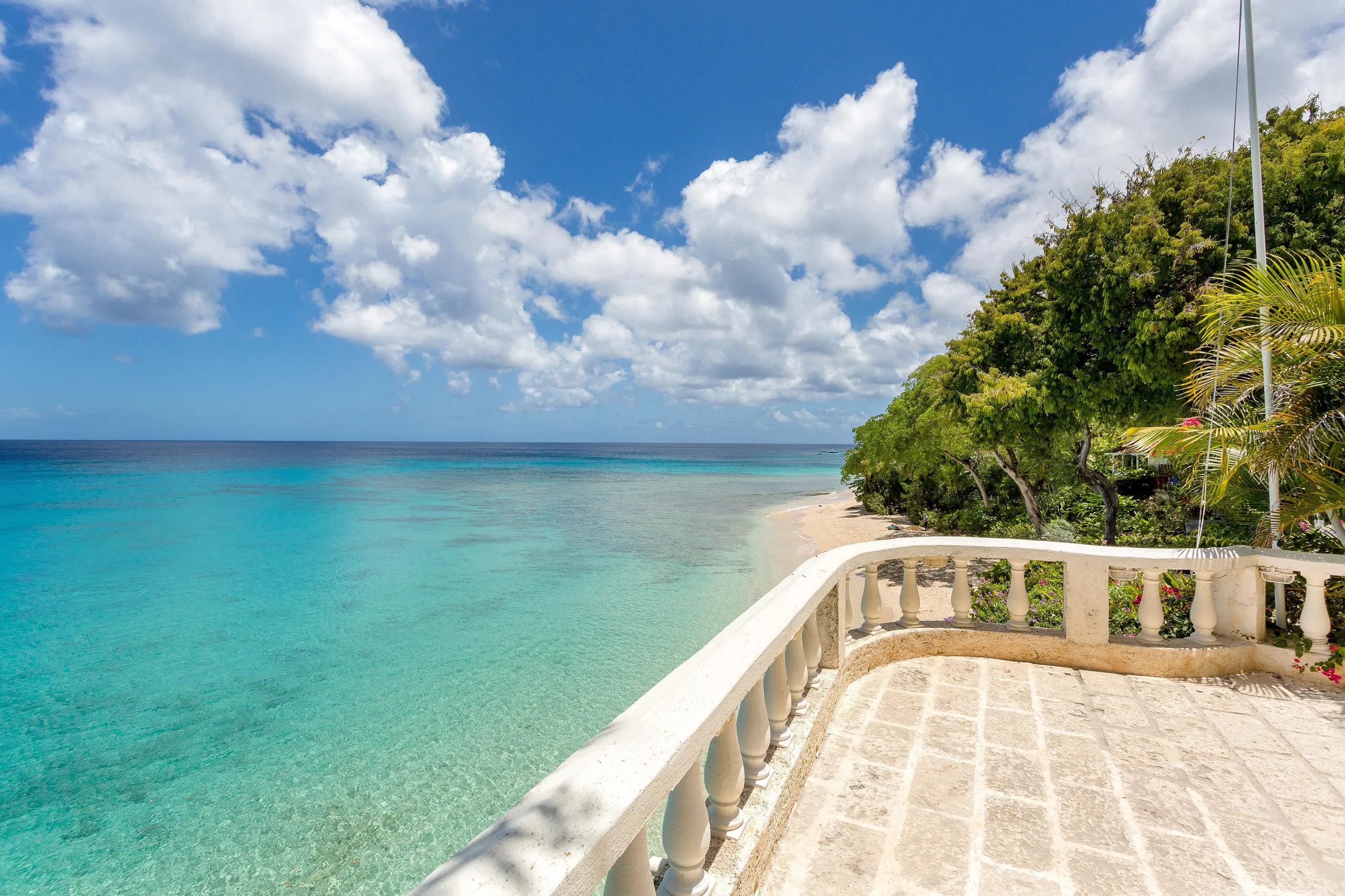 Barbados Magnificient Beachfront Villa with Calming Sea Views — photograph 10