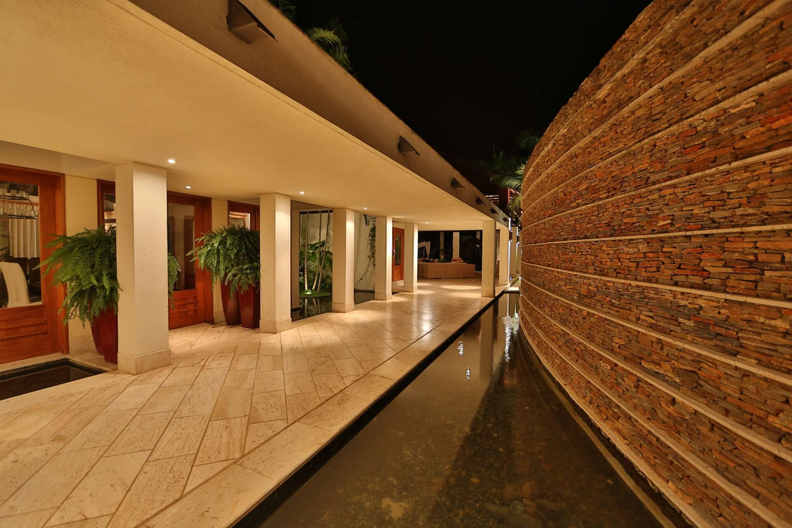 Tropical Architectural Villa with Private Pool and Country Club Access — photograph 8