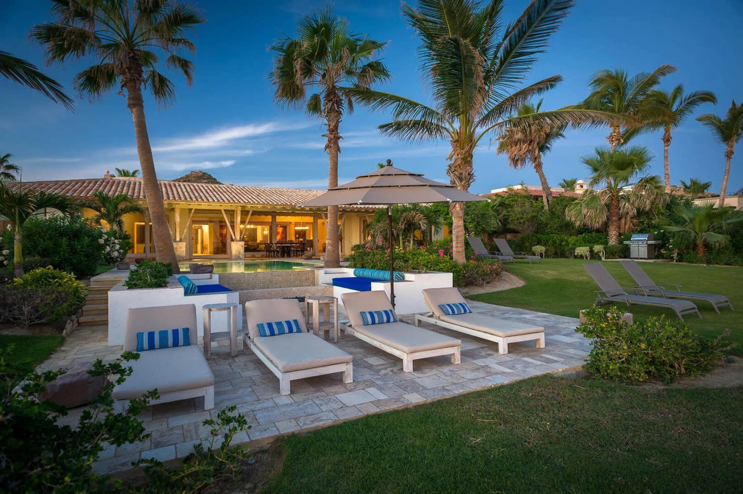 Colonial Style Architectural  Estate with Infinity Pool, Hot Tub and Lush Ocean Views — photograph 10