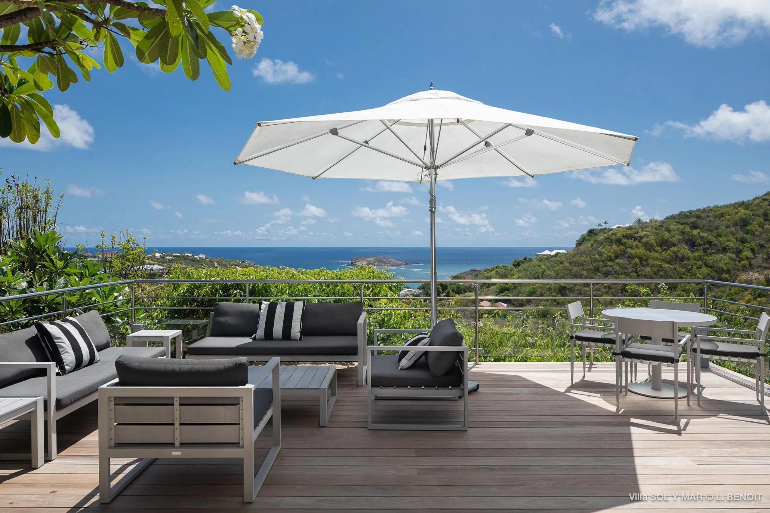 Luxury Oceanview Estate with Infinity Pool and Fitness Room — photograph 4