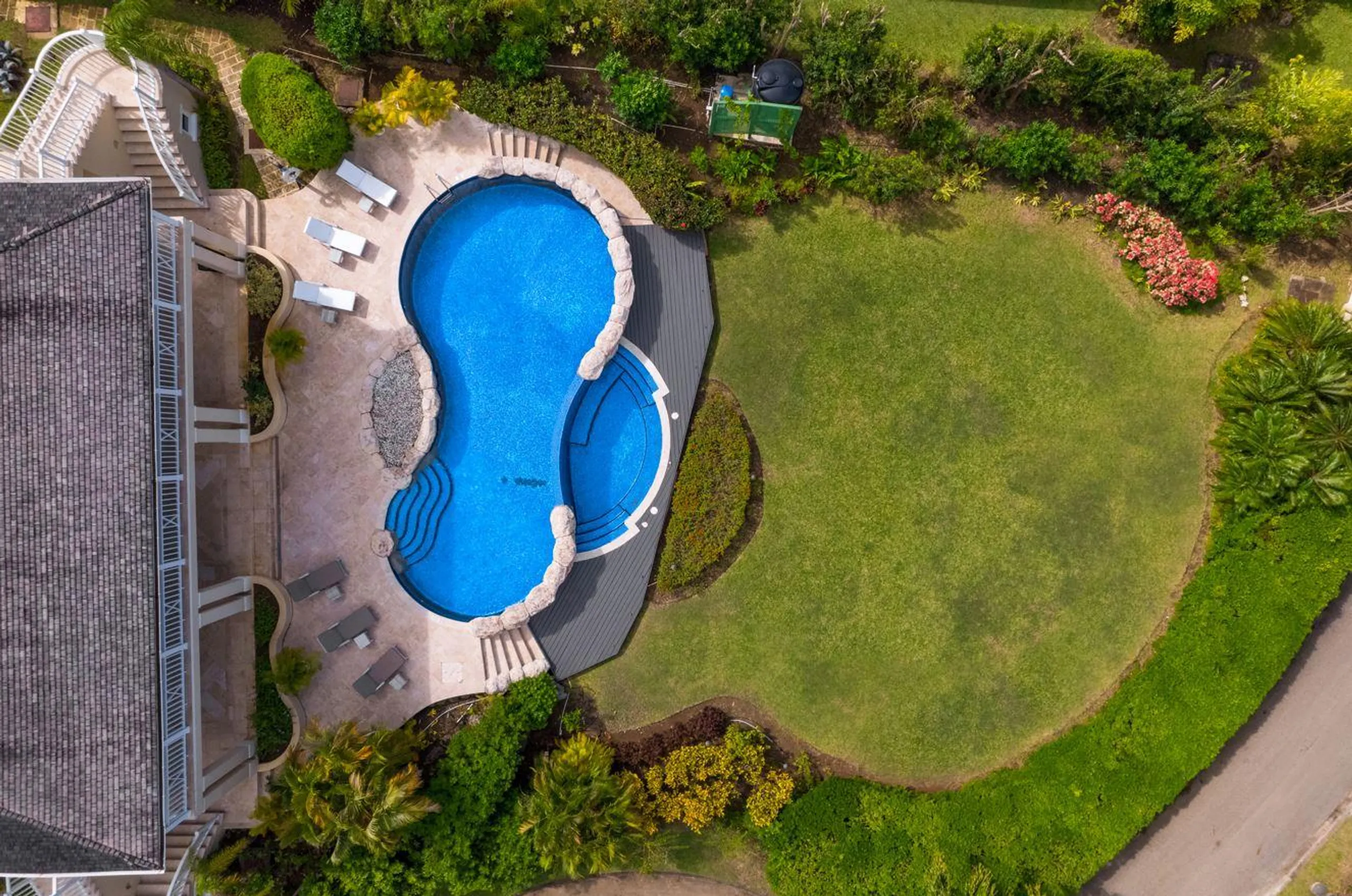 Gleaming 5-Bedroom Villa with Pool, Games Room, and Sea Views — photograph 5