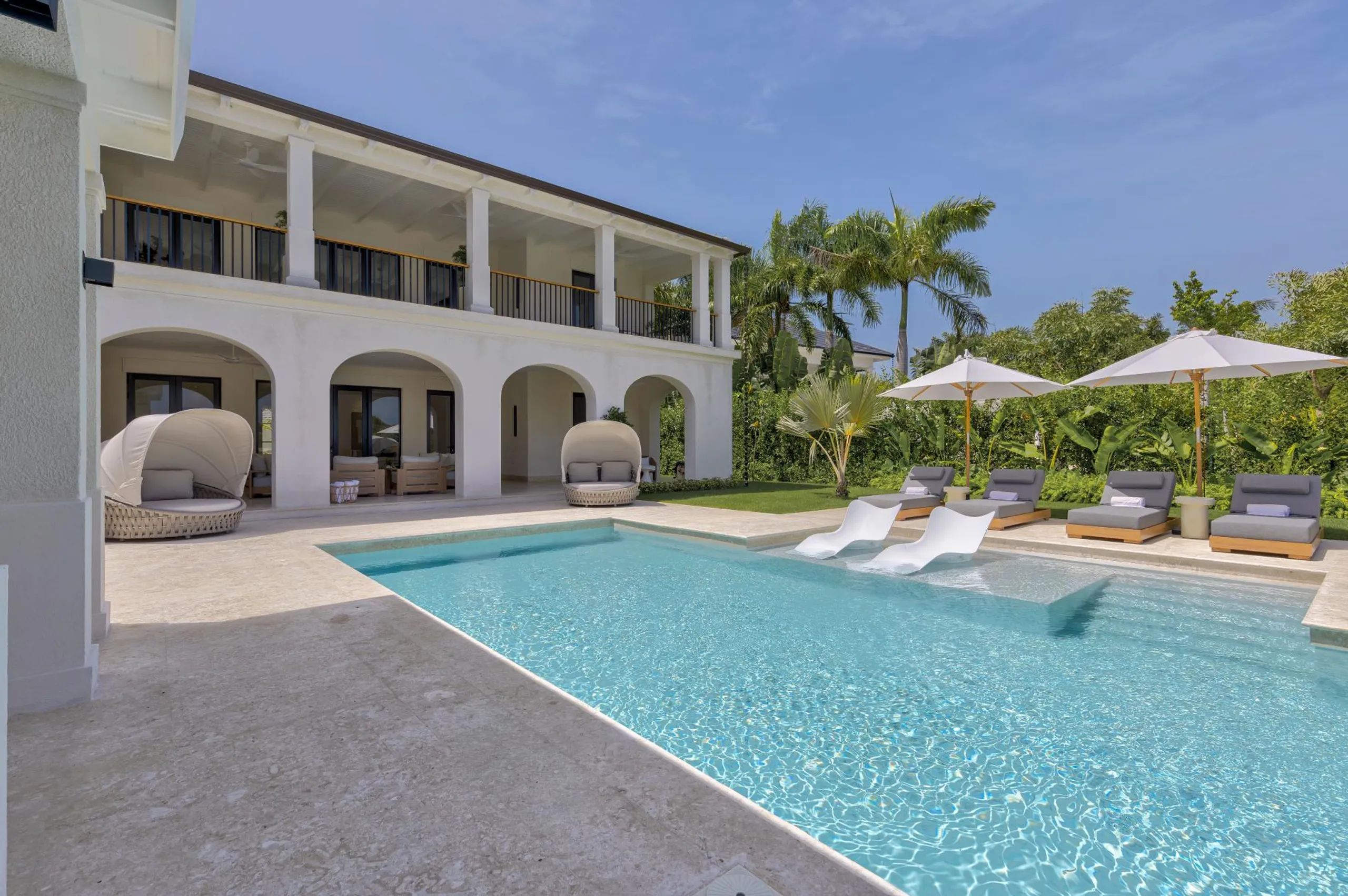 Designer Golfside Oasis Villa with Private Pool, with Golf & Lake Views — photograph 2