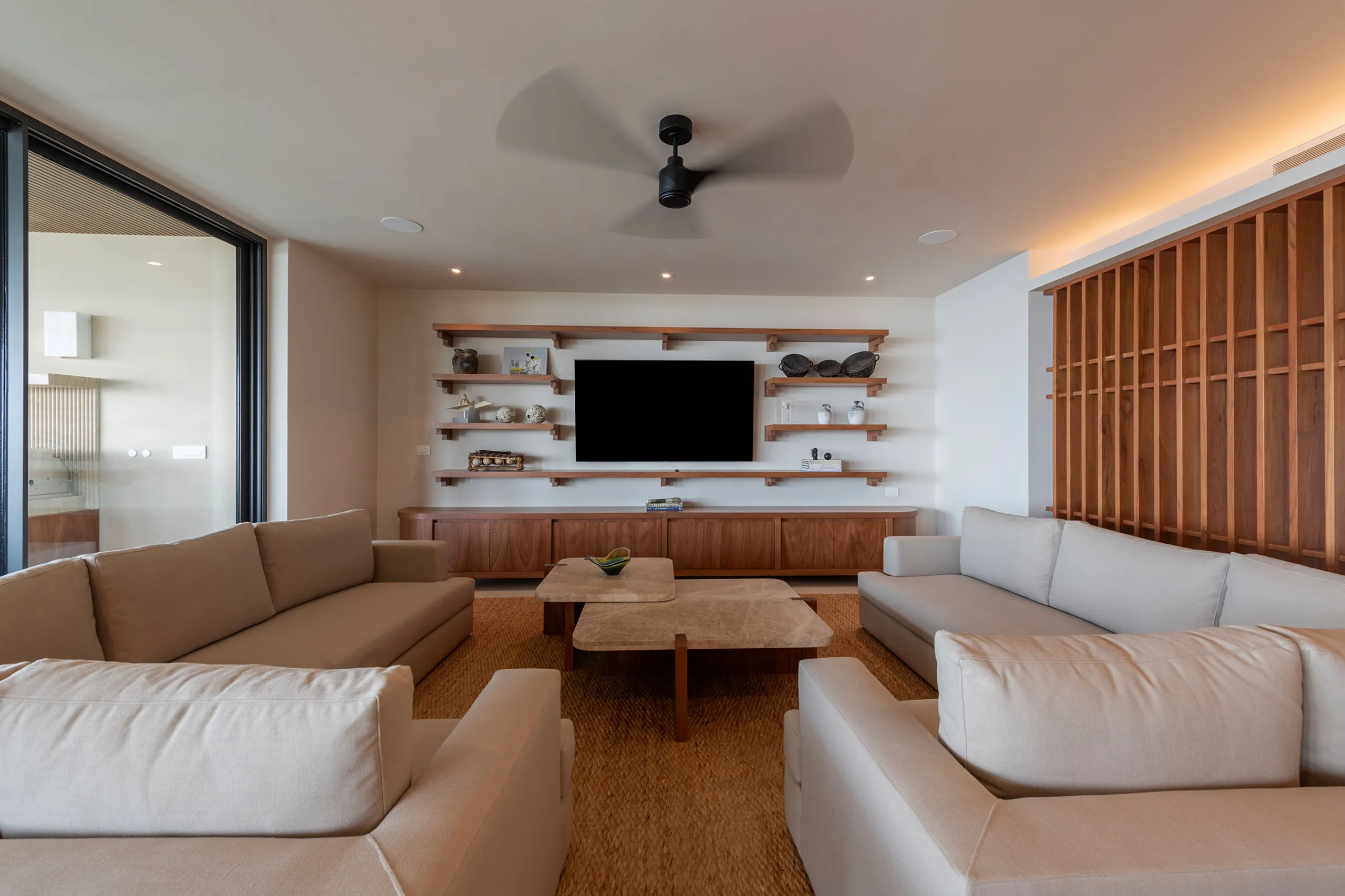 Opulent 4 Bedroom Condo with Infinity Pool and Ocean Views — photograph 10